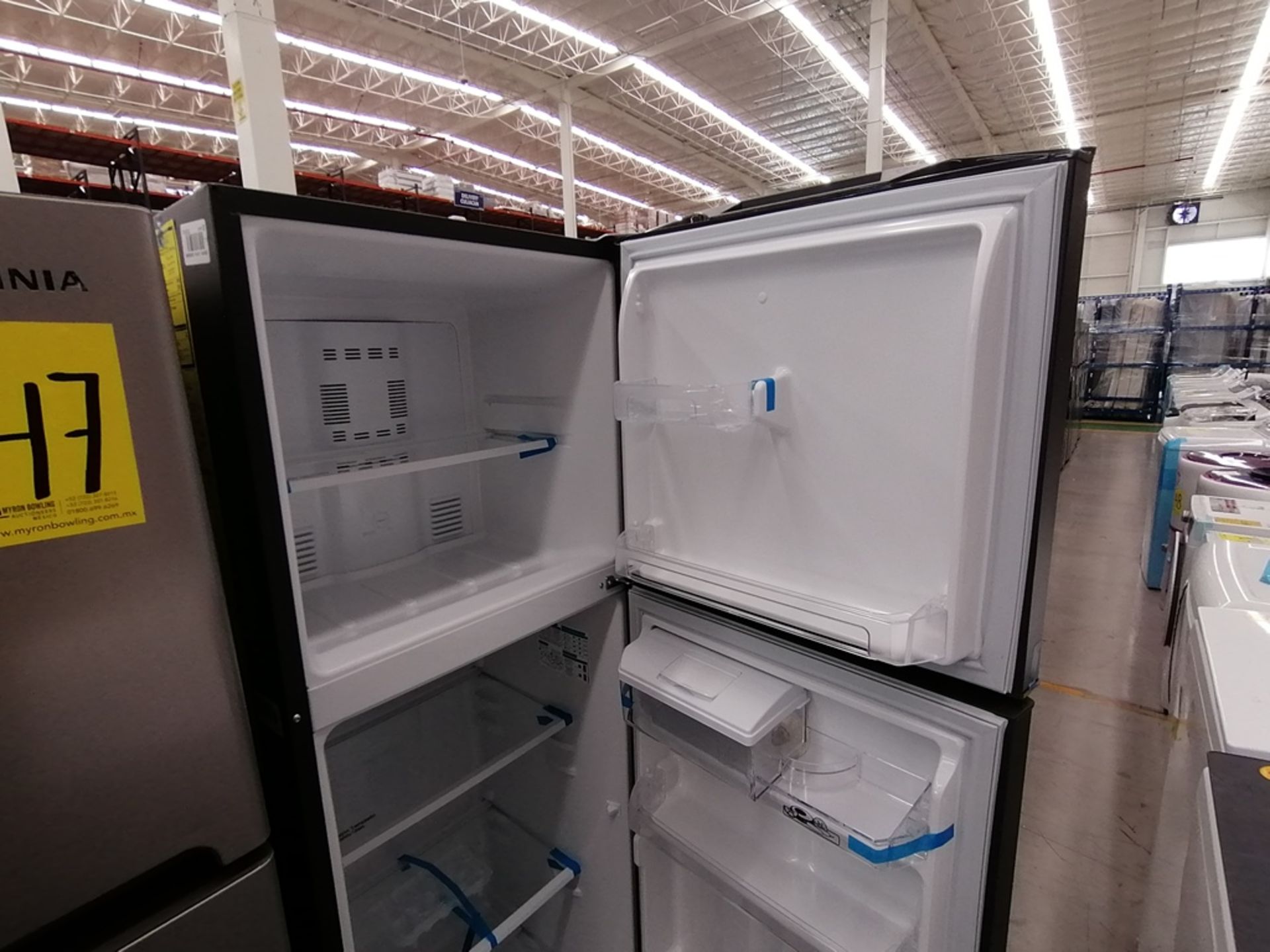 Lote de 2 refrigeradores incluye: 1 Refrigerador, Marca Winia, Modelo DFR32210GNV, Serie MR219N1206 - Image 13 of 15