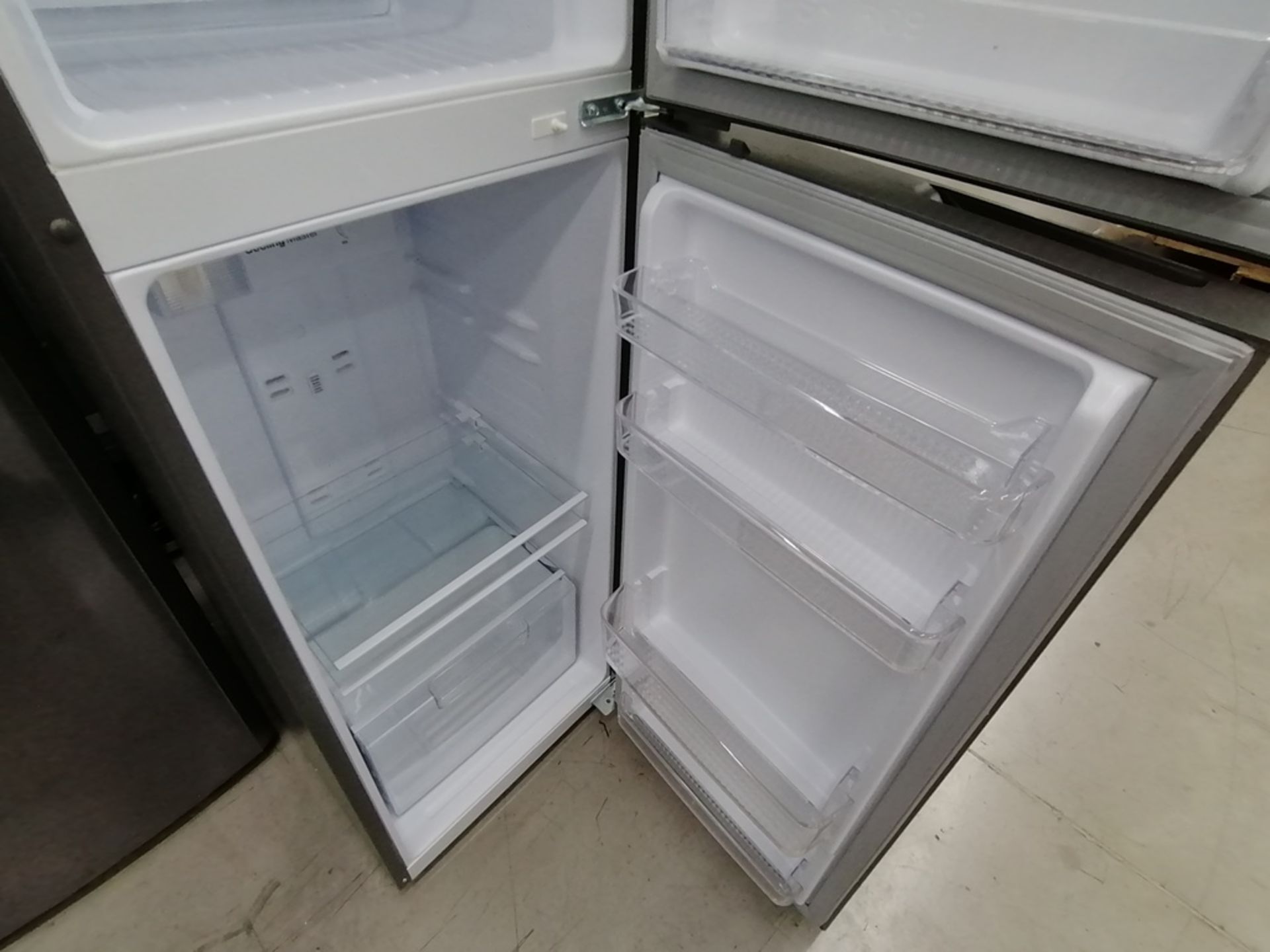 Lote de 2 refrigeradores incluye: 1 Refrigerador, Marca Mabe, Modelo RMA1025VNX, Serie 2110B623189, - Image 16 of 17