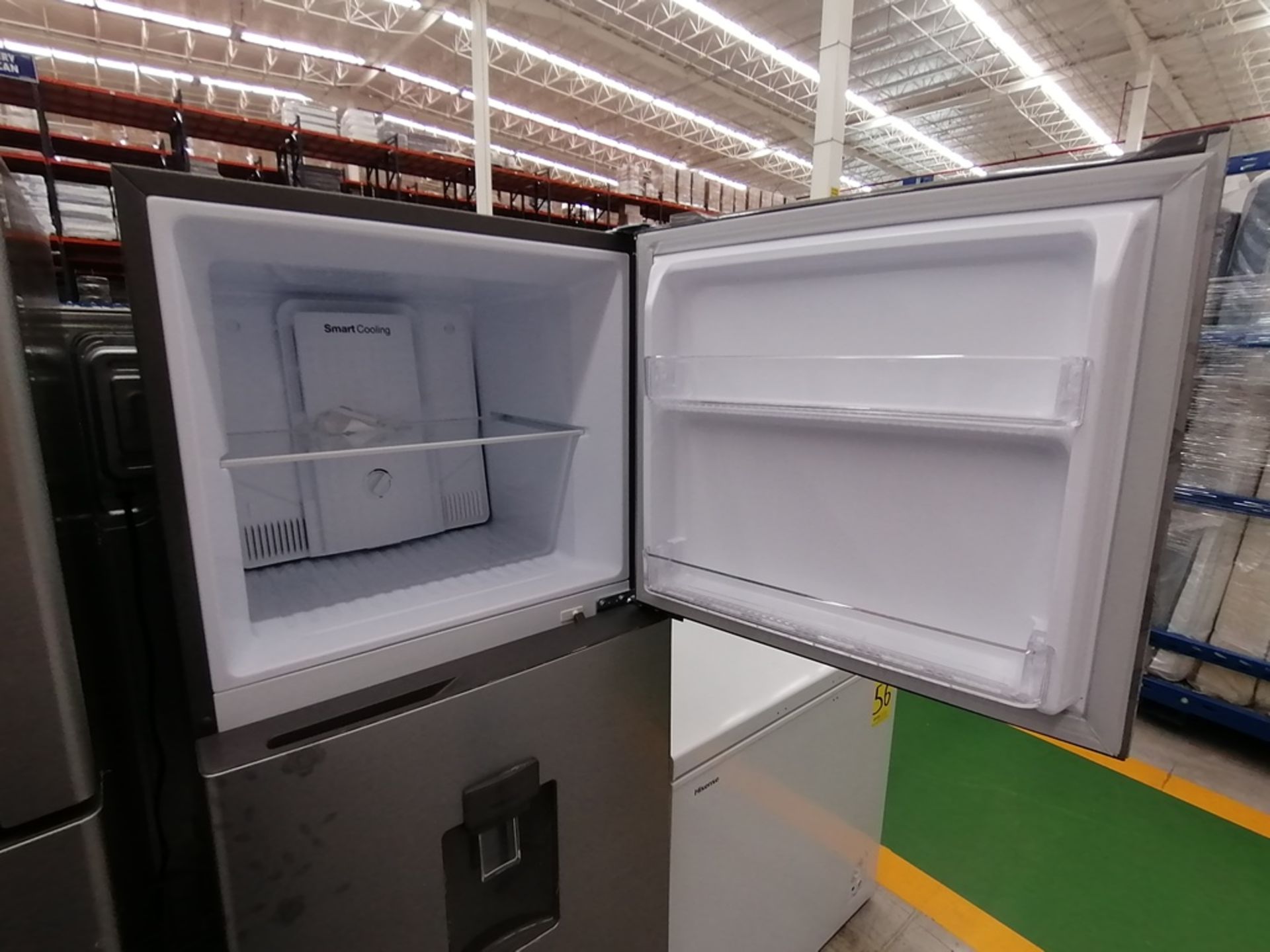 Lote de 2 refrigeradores incluye: 1 Refrigerador con dispensador de agua, Marca Winia, Modelo DFR40 - Image 12 of 17