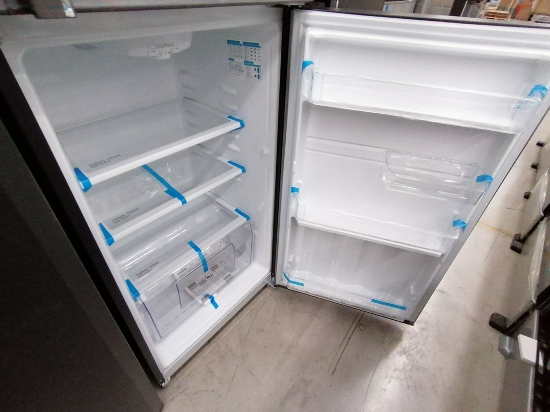 Lote de 2 refrigeradores incluye: 1 Refrigerador con dispensador de agua, Marca Mabe, Modelo RMA300 - Image 7 of 15