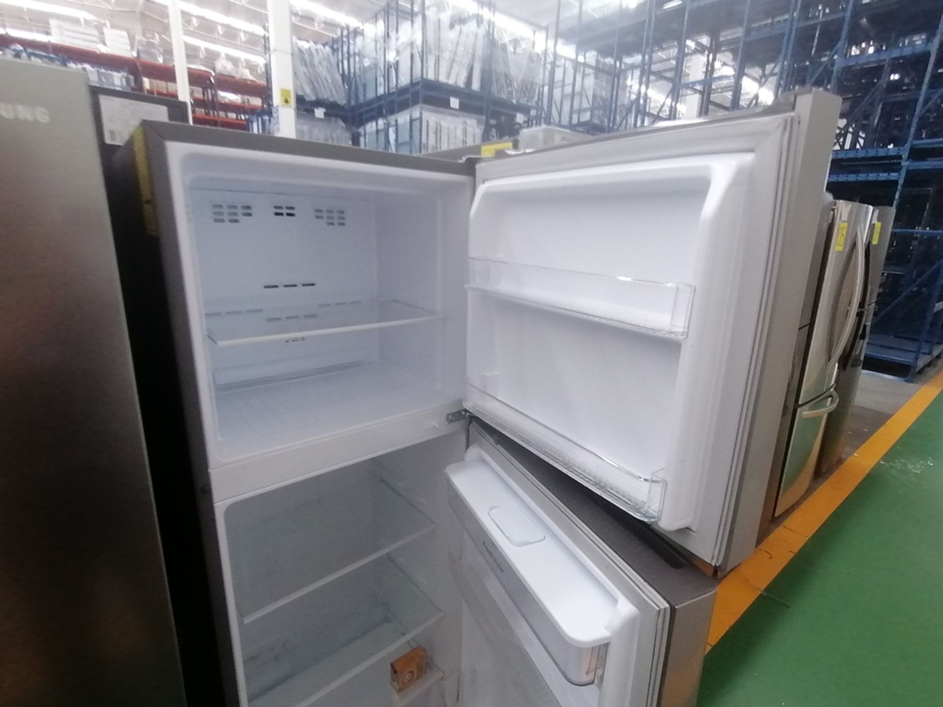 Lote de 2 refrigeradores incluye: 1 Refrigerador con dispensador de agua, Marca Winia, Modelo DFR40 - Image 13 of 16