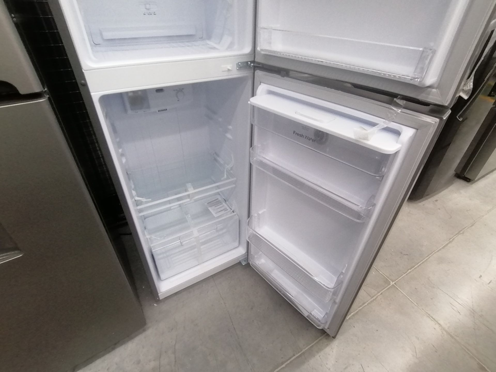 Lote de 2 refrigeradores incluye: 1 Refrigerador con dispensador de agua, Marca Winia, Modelo DFR32 - Image 9 of 15
