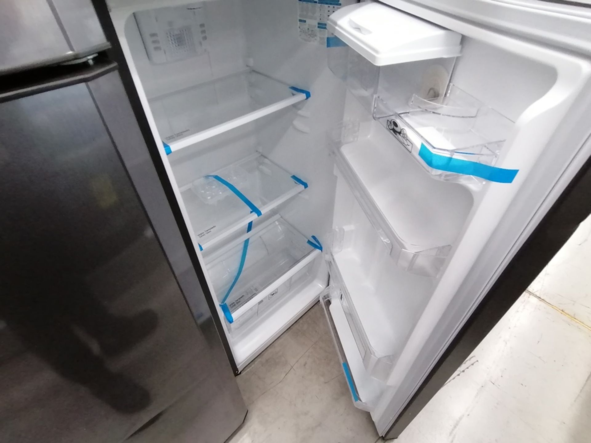 Lote de 2 refrigeradores incluye: 1 Refrigerador con dispensador de agua, Marca Mabe, Modelo RMA300 - Image 12 of 15