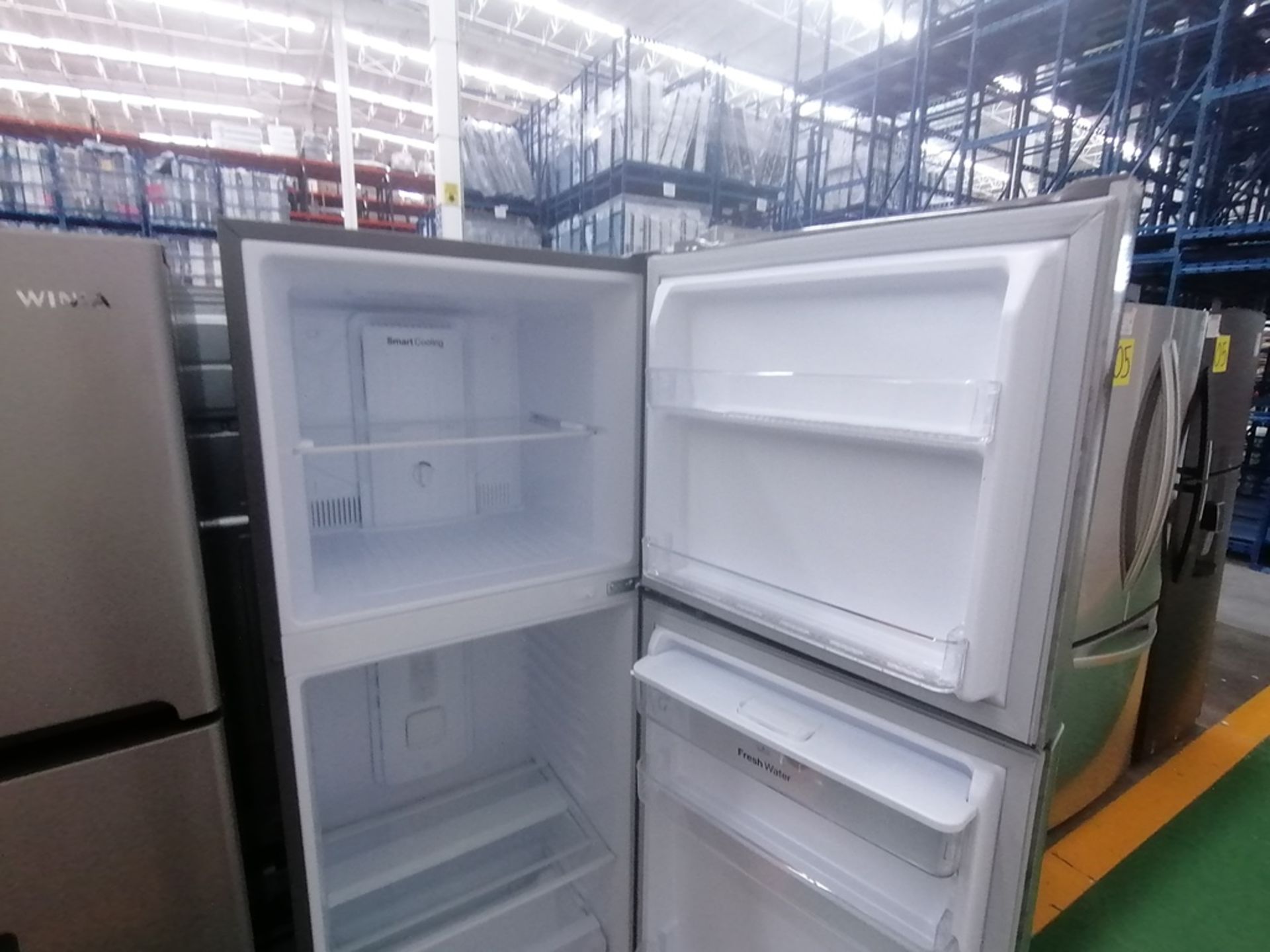 Lote de 2 refrigeradores incluye: 1 Refrigerador con dispensador de agua, Marca Winia, Modelo DFR40 - Image 7 of 16