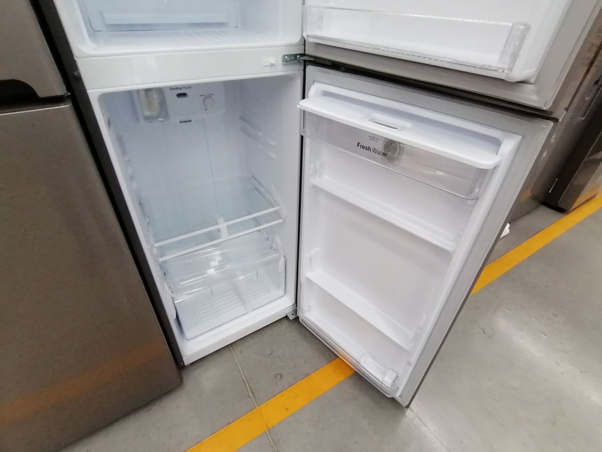 Lote de 2 refrigeradores incluye: 1 Refrigerador, Marca Winia, Modelo DFR25210GN, Serie MR219N11602 - Image 5 of 15