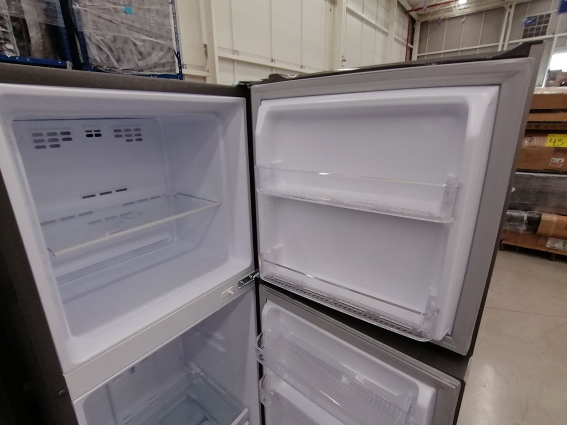 Lote de 2 refrigeradores incluye: 1 Refrigerador, Marca Mabe, Modelo RMA1025VNX, Serie 2110B623189, - Image 15 of 17