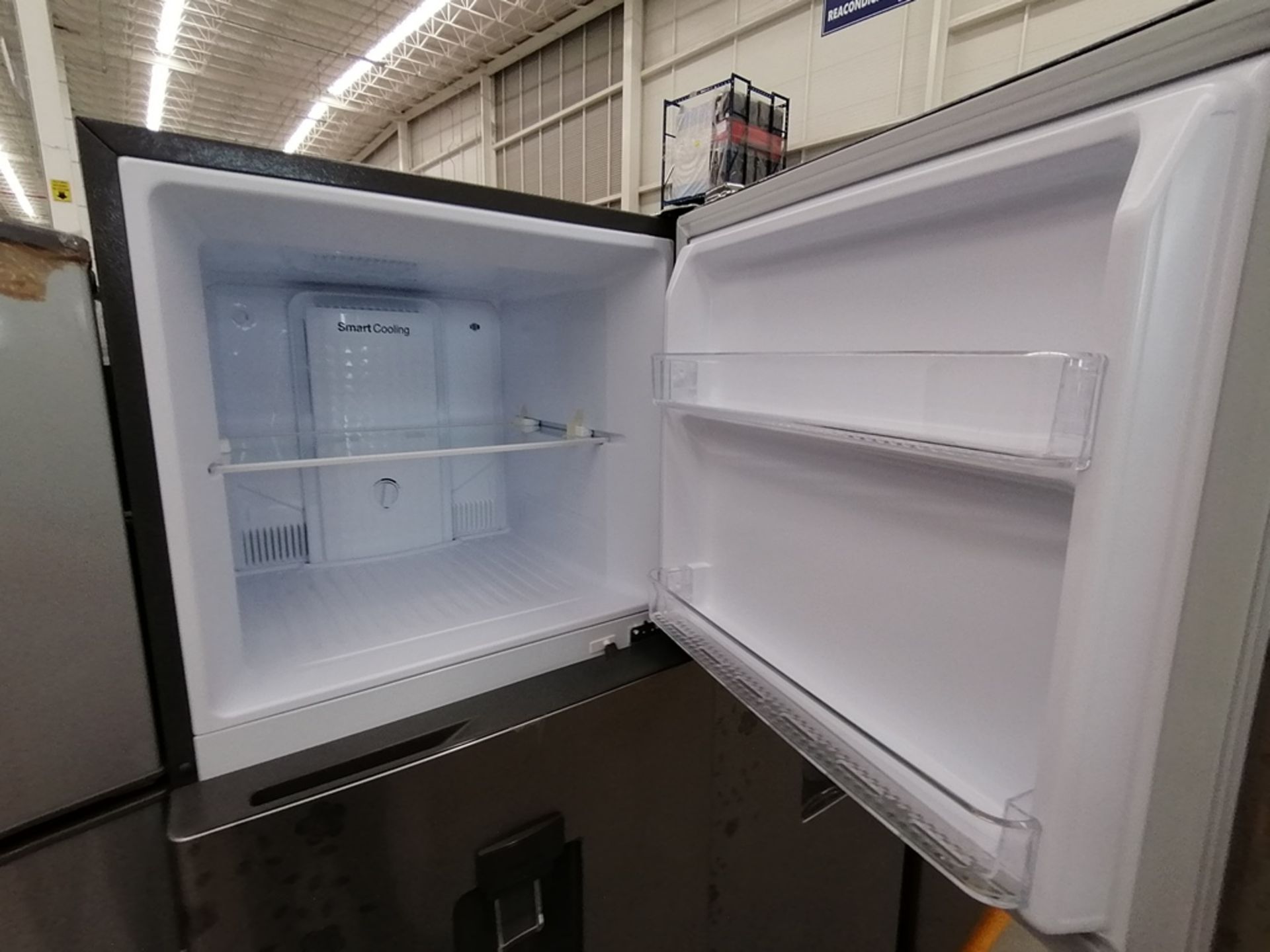 Lote de 2 Refrigeradores, Incluye: 1 Refrigerador con dispensador de agua, Marca Winia, Modelo DFR4 - Image 6 of 16