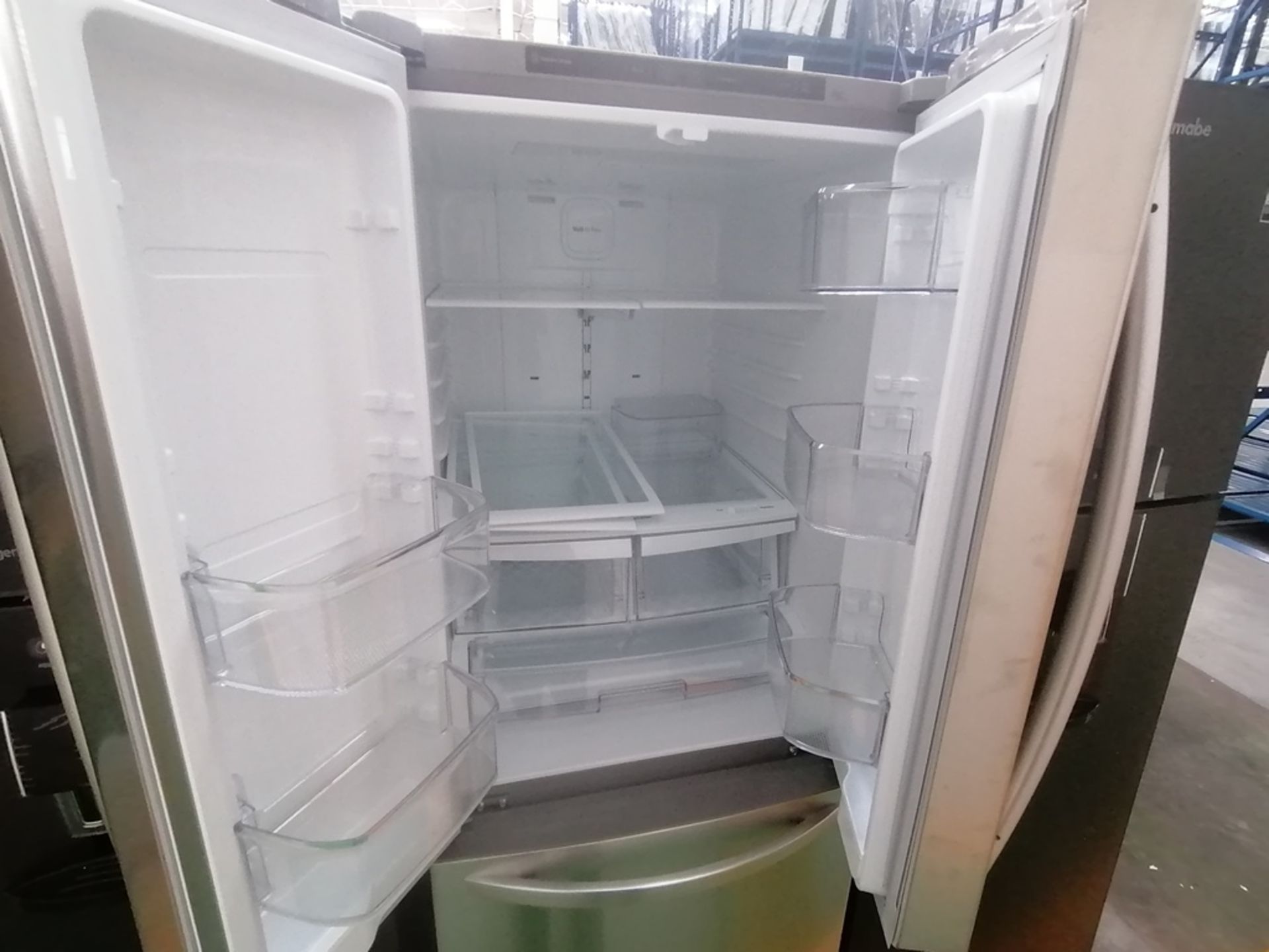 Lote de 2 refrigeradores incluye: 1 Refrigerador con dispensador de agua, Marca Mabe, Modelo RME360 - Image 11 of 15