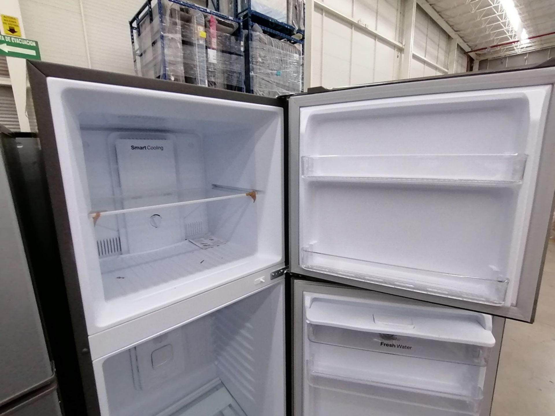 Lote de 2 refrigeradores incluye: 1 Refrigerador, Marca Winia, Modelo DFR40510GNDG, Serie MR21YN107 - Image 4 of 15