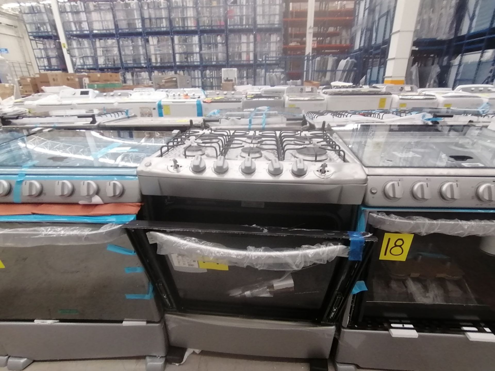 Lote de 2 Estufas contiene: 1 Estufa de 6 Quemadores, Marca Whirlpool, Modelo WF7419D00, Serie VEA4 - Image 7 of 15