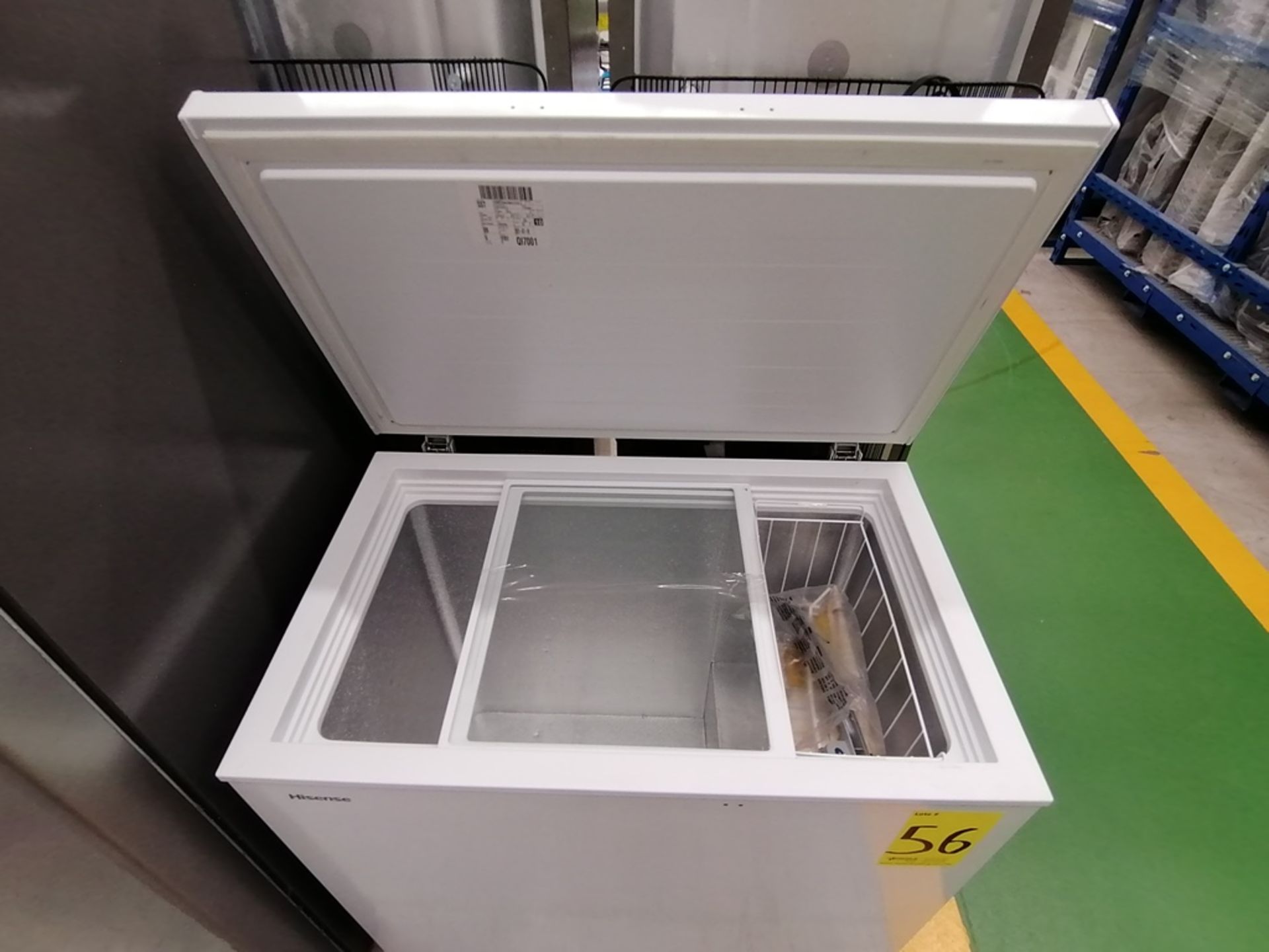 Lote de 2 refrigeradores incluye: 1 Refrigerador con dispensador de agua, Marca Winia, Modelo DFR40 - Image 7 of 17