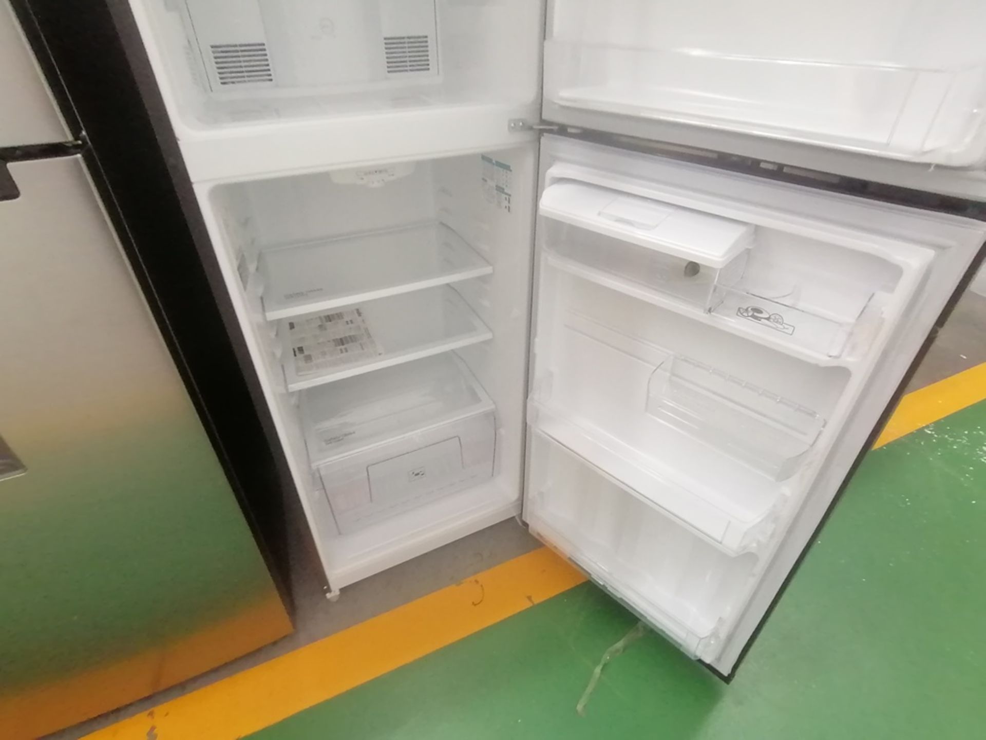 Lote de 2 refrigeradores incluye: 1 Refrigerador con dispensador de agua, Marca Mabe, Modelo RME360 - Image 10 of 15