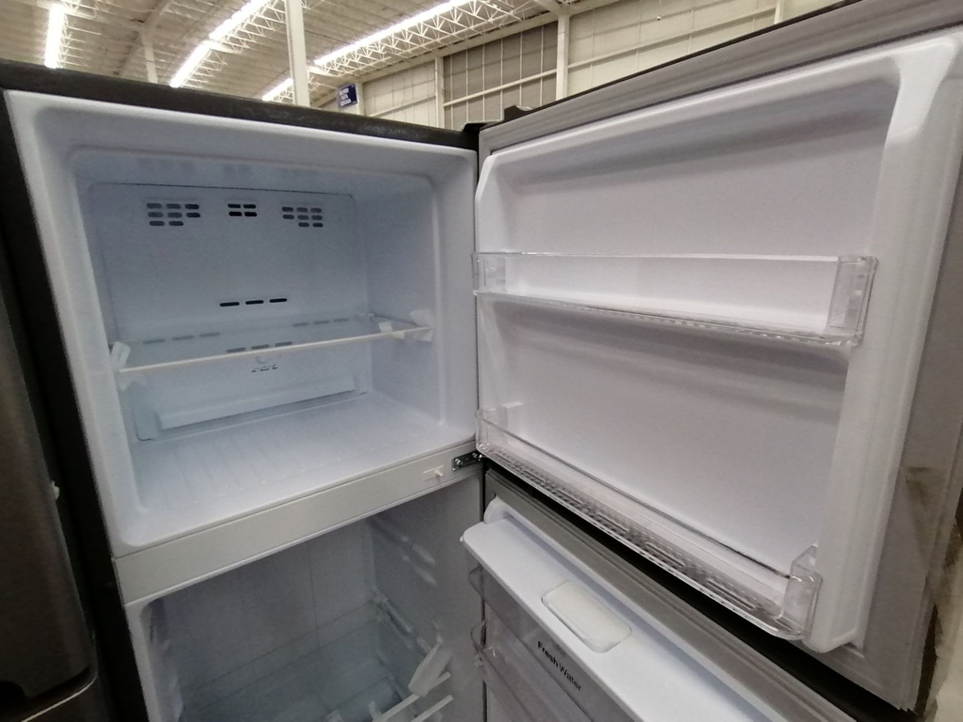 Lote de 2 Refrigeradores incluye: 1 Refrigerador con dispensador de agua, Marca Winia, Modelo DFR32 - Image 13 of 15