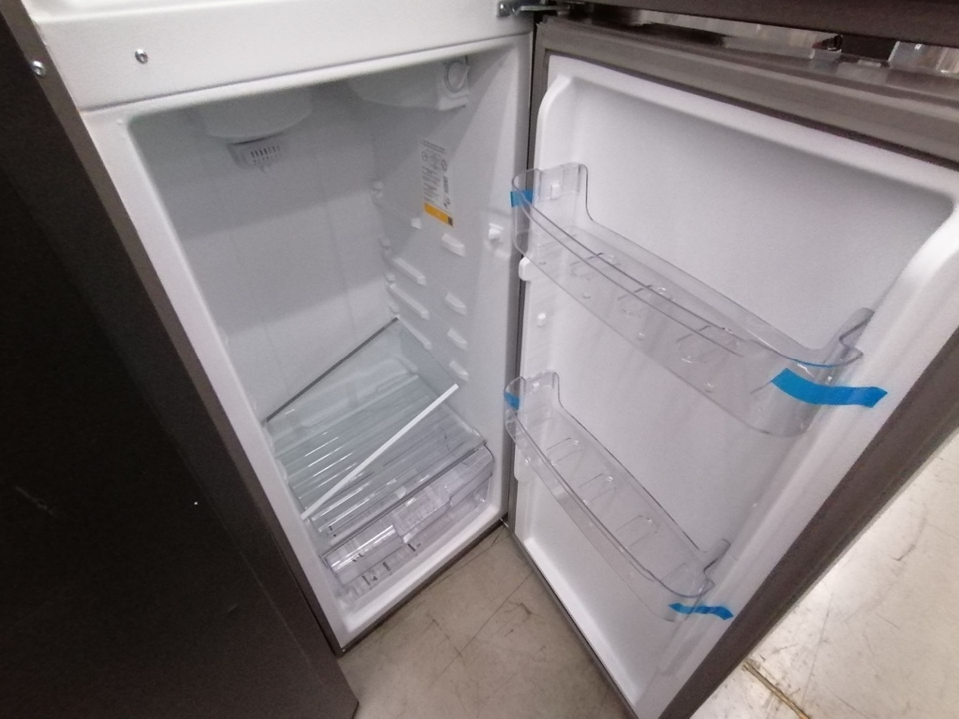 Lote de 2 refrigeradores incluye: 1 Refrigerador con dispensador de agua, Marca Mabe, Modelo RMA300 - Image 7 of 15