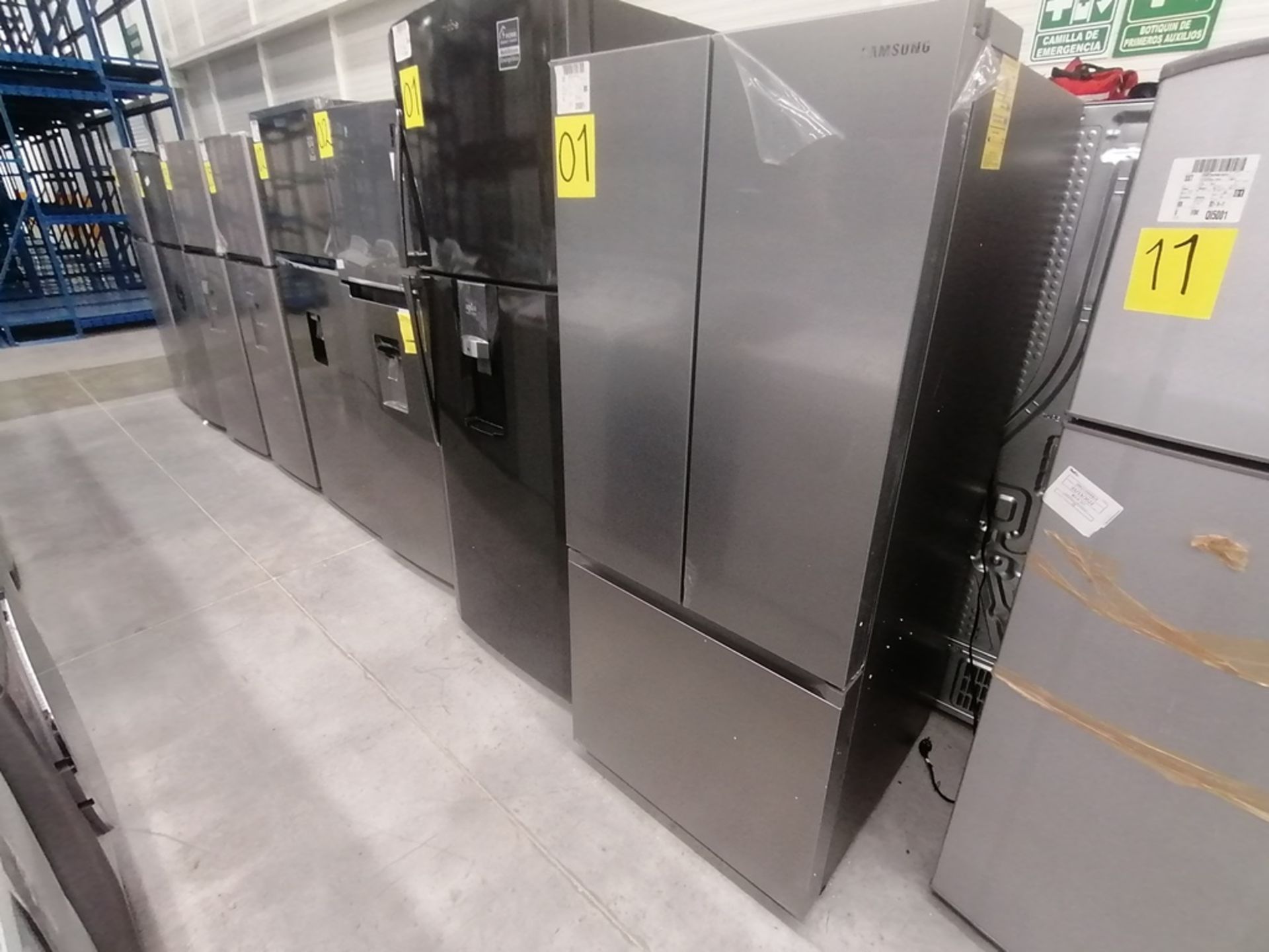 Lote de 2 refrigeradores incluye: 1 Refrigerador, Marca Samsung, Modelo RT22A401059, Serie 8BA84BBR - Image 2 of 15