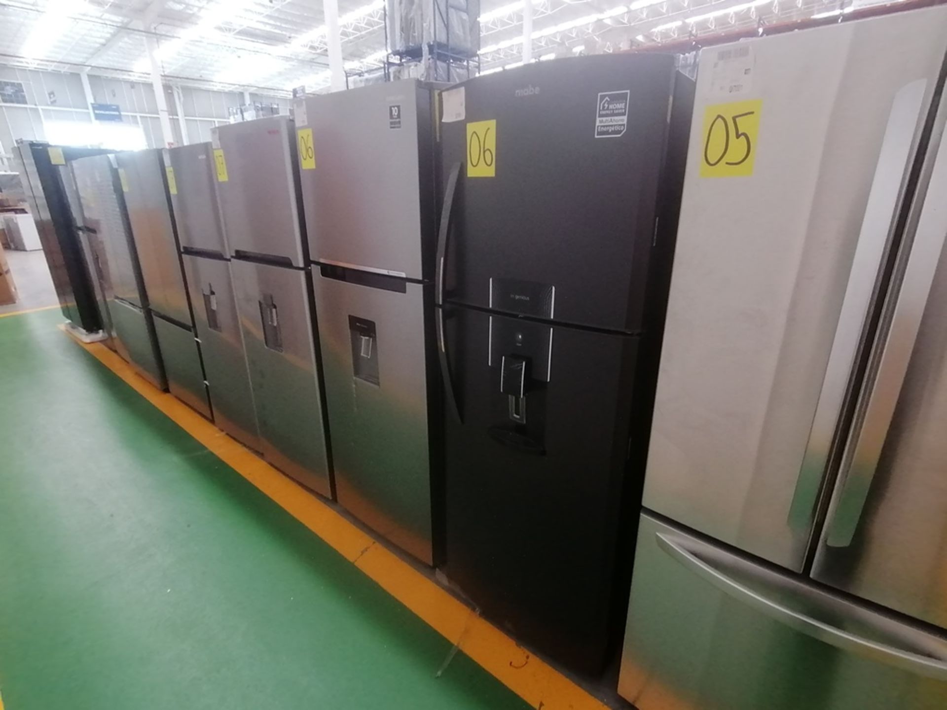 Lote de 2 refrigeradores incluye: 1 Refrigerador con dispensador de agua, Marca Mabe, Modelo RME360