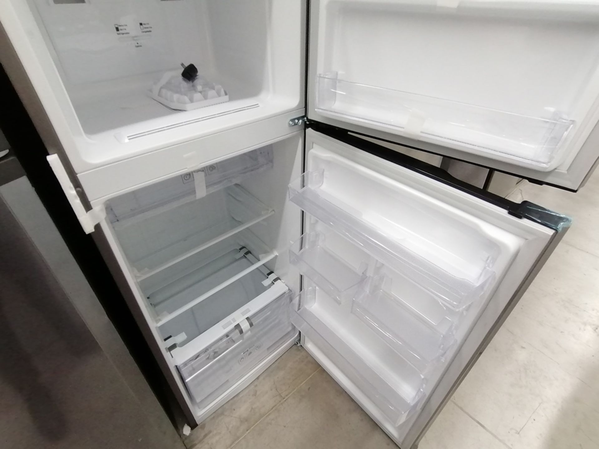Lote de 2 refrigeradores incluye: 1 Refrigerador, Marca Samsung, Modelo RT29K500JS8, Serie 0AZS4BAR - Image 12 of 15