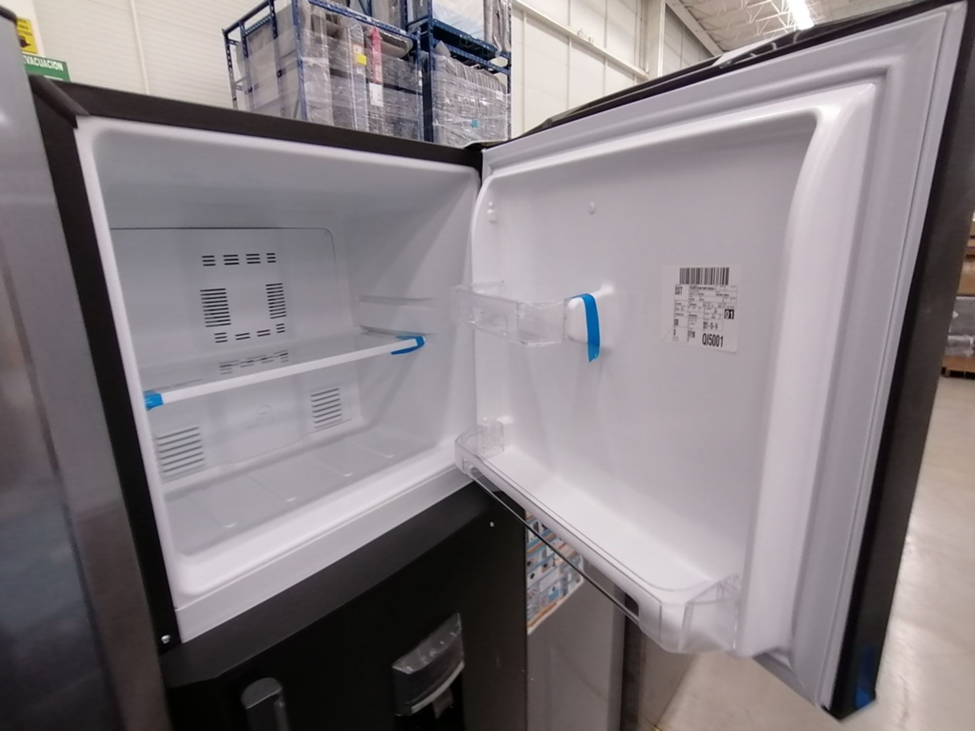 Lote de 2 refrigeradores incluye: 1 Refrigerador con dispensador de agua, Marca Mabe, Modelo RMA300 - Image 11 of 15