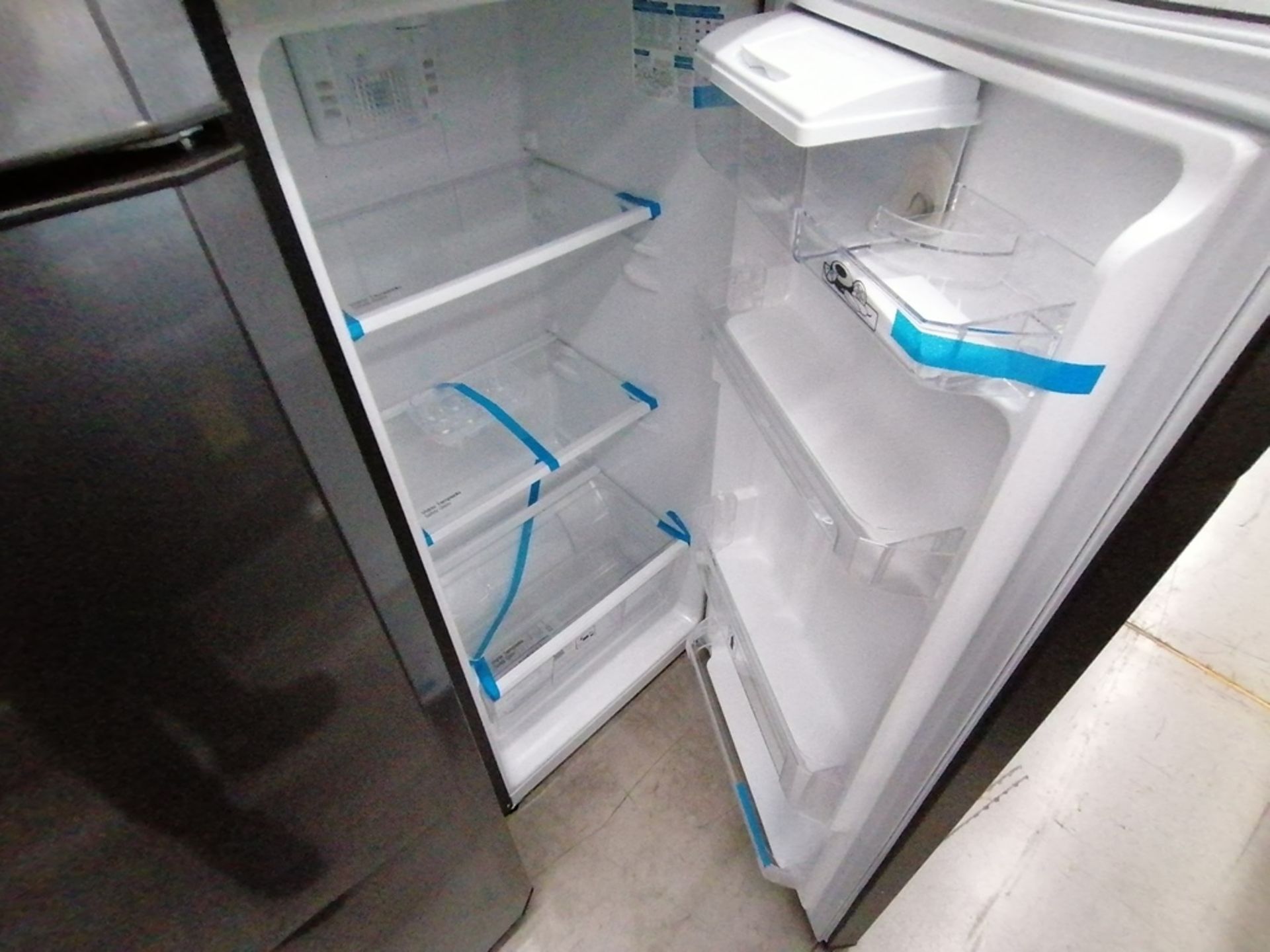 Lote de 2 refrigeradores incluye: 1 Refrigerador con dispensador de agua, Marca Mabe, Modelo RMA300 - Image 5 of 15