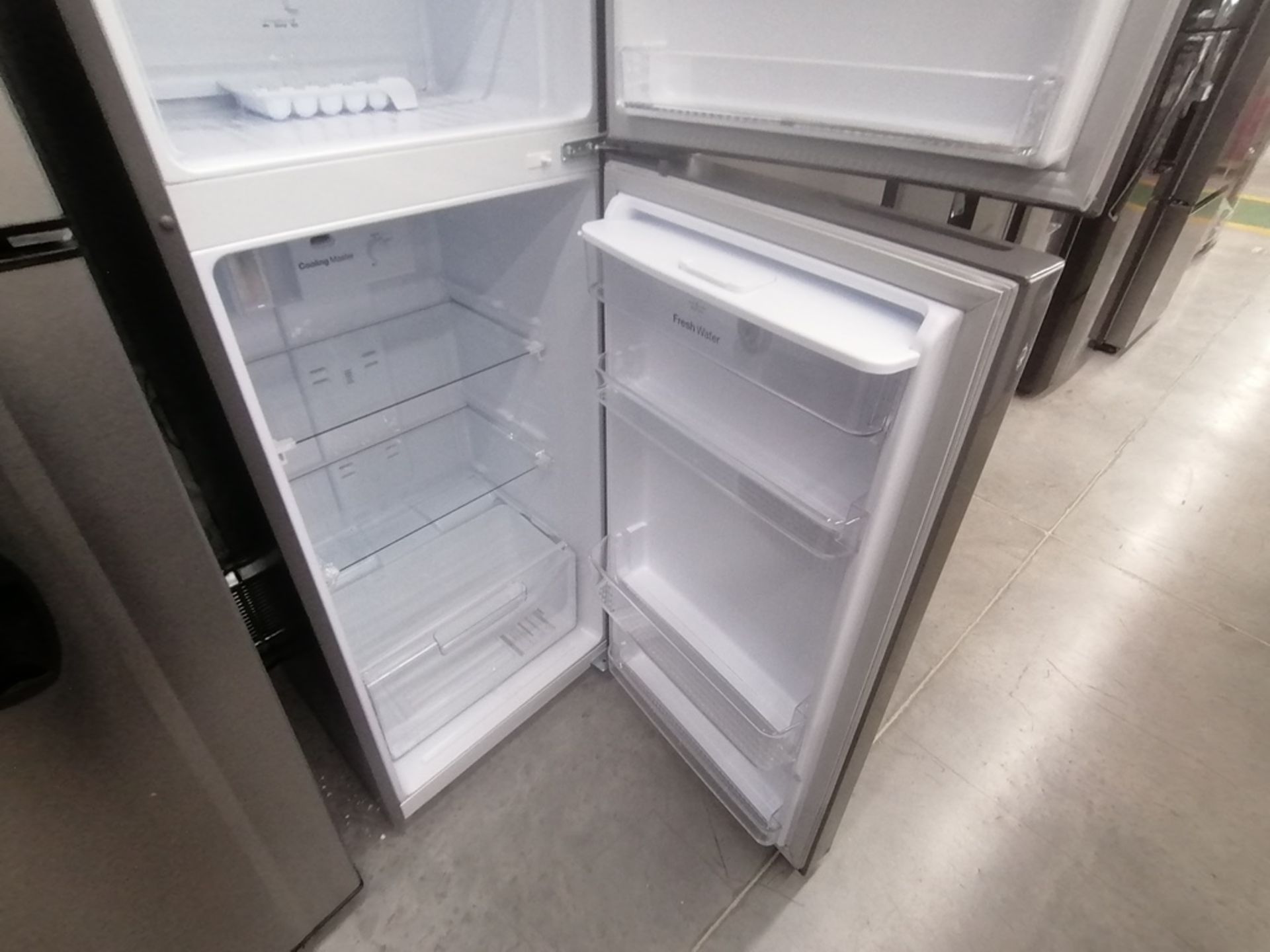 Lote de 2 refrigeradores incluye: 1 Refrigerador con dispensador de agua, Marca Winia, Modelo DFR32 - Image 13 of 15