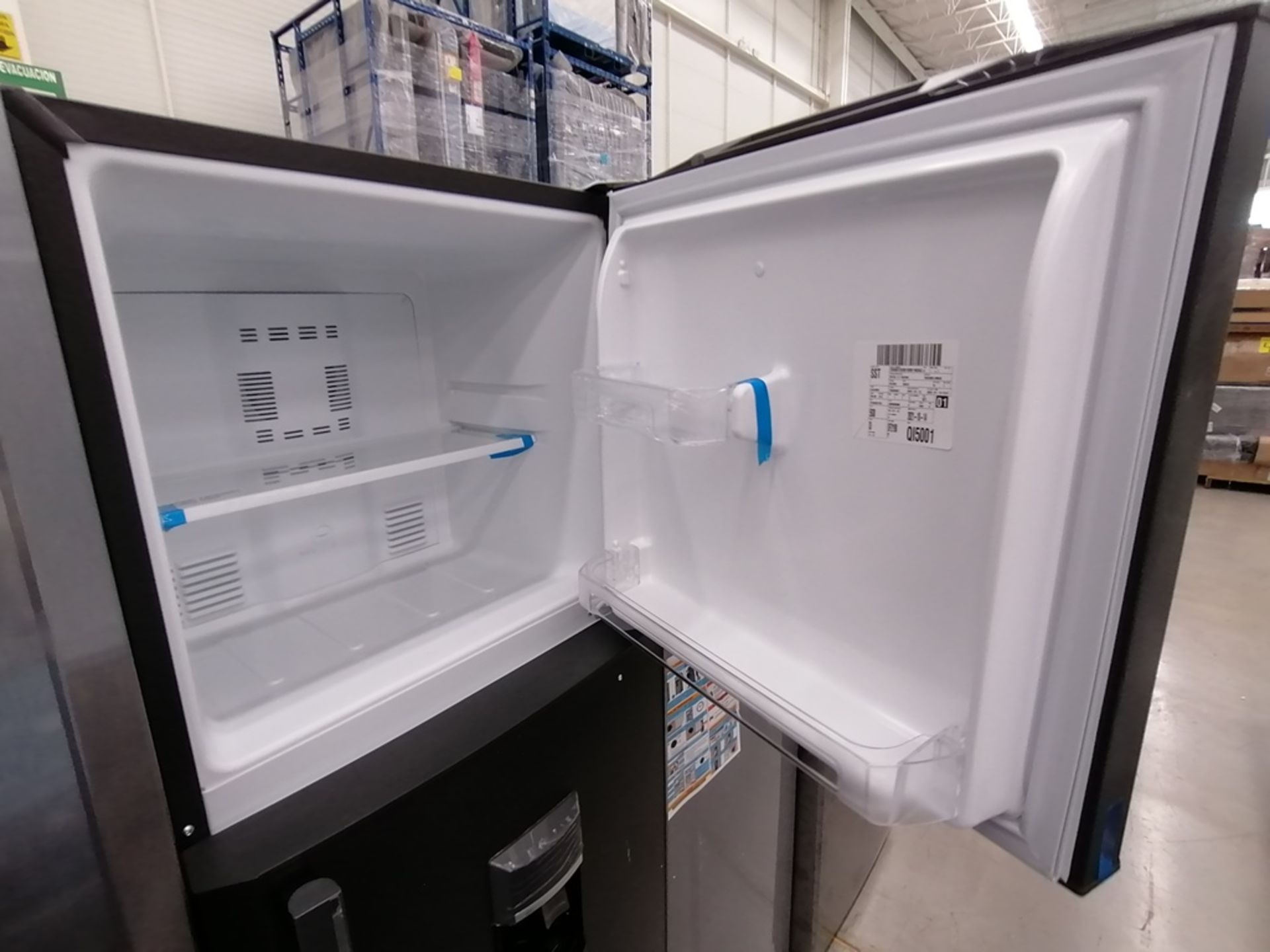 Lote de 2 refrigeradores incluye: 1 Refrigerador con dispensador de agua, Marca Mabe, Modelo RMA300 - Image 4 of 15