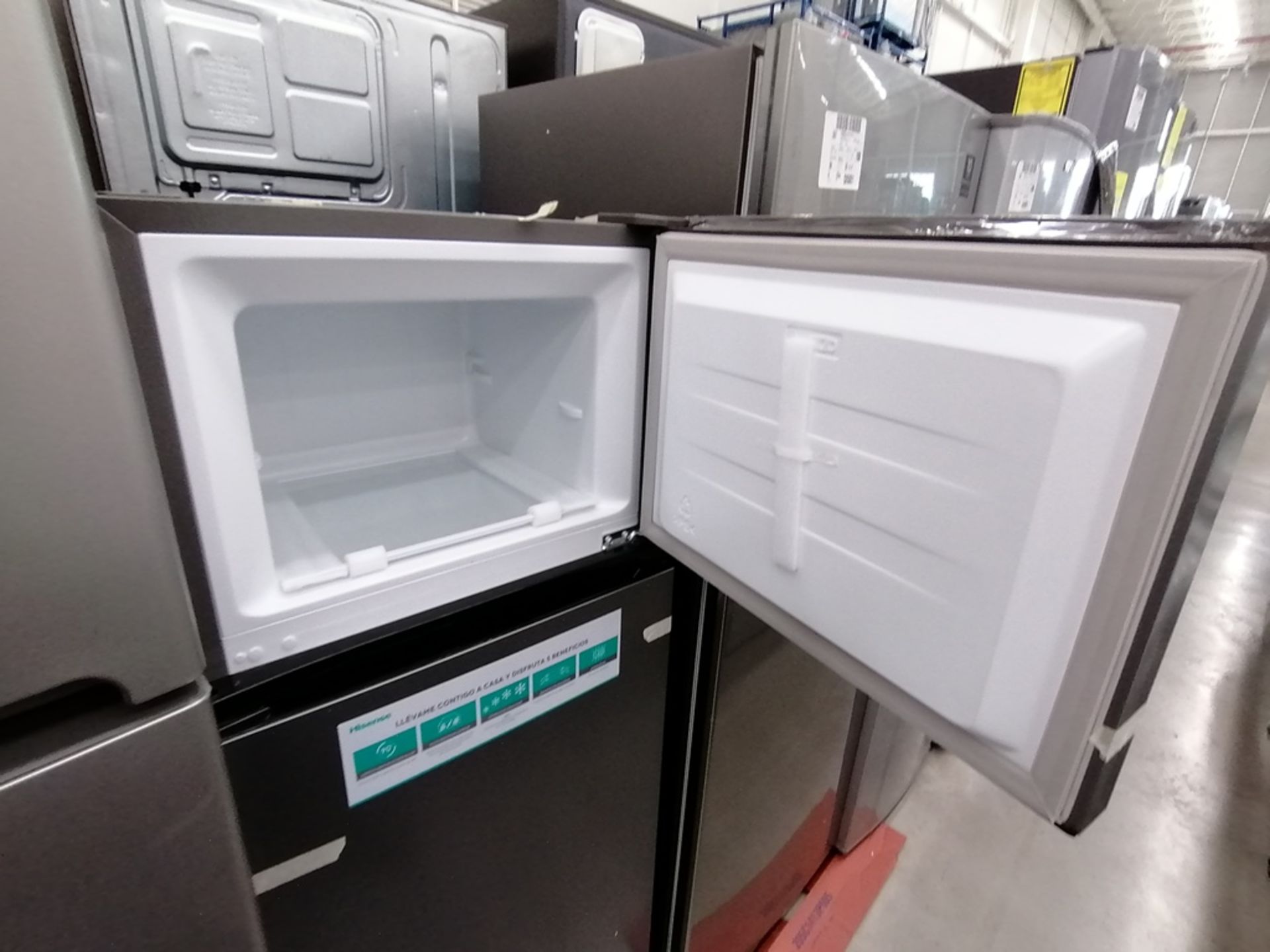 Lote de 2 refrigeradores incluye: 1 Refrigerador, Marca Winia, Modelo DFR25210GN, Serie MR21ZN08401 - Image 6 of 15