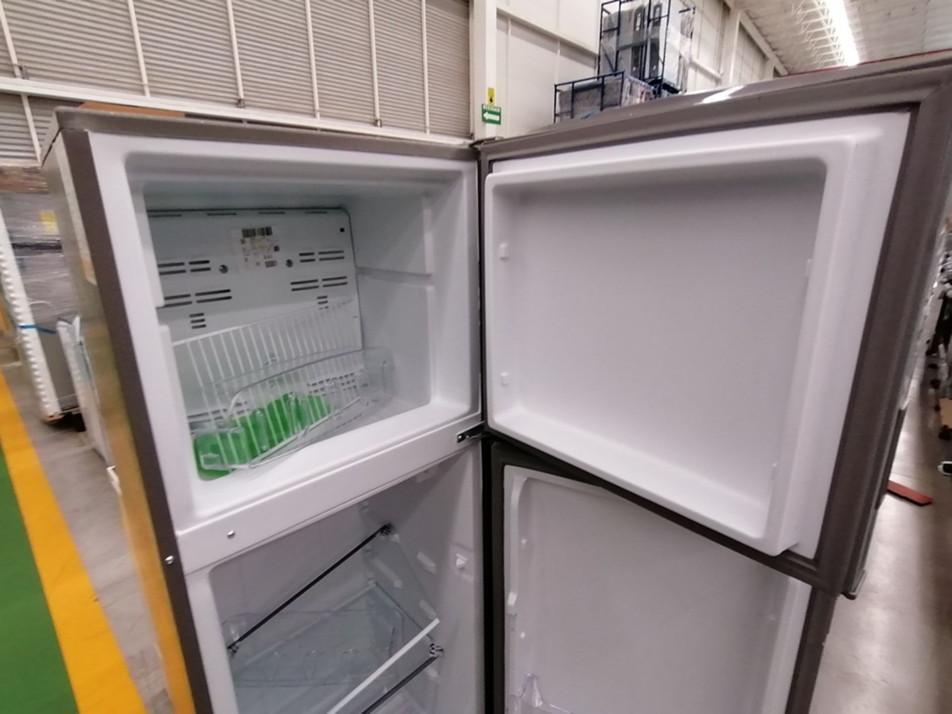 Lote de 2 refrigeradores incluye: 1 Refrigerador, Marca Acros, Modelo AT9007G, Serie VRA4332547, Co - Image 10 of 14
