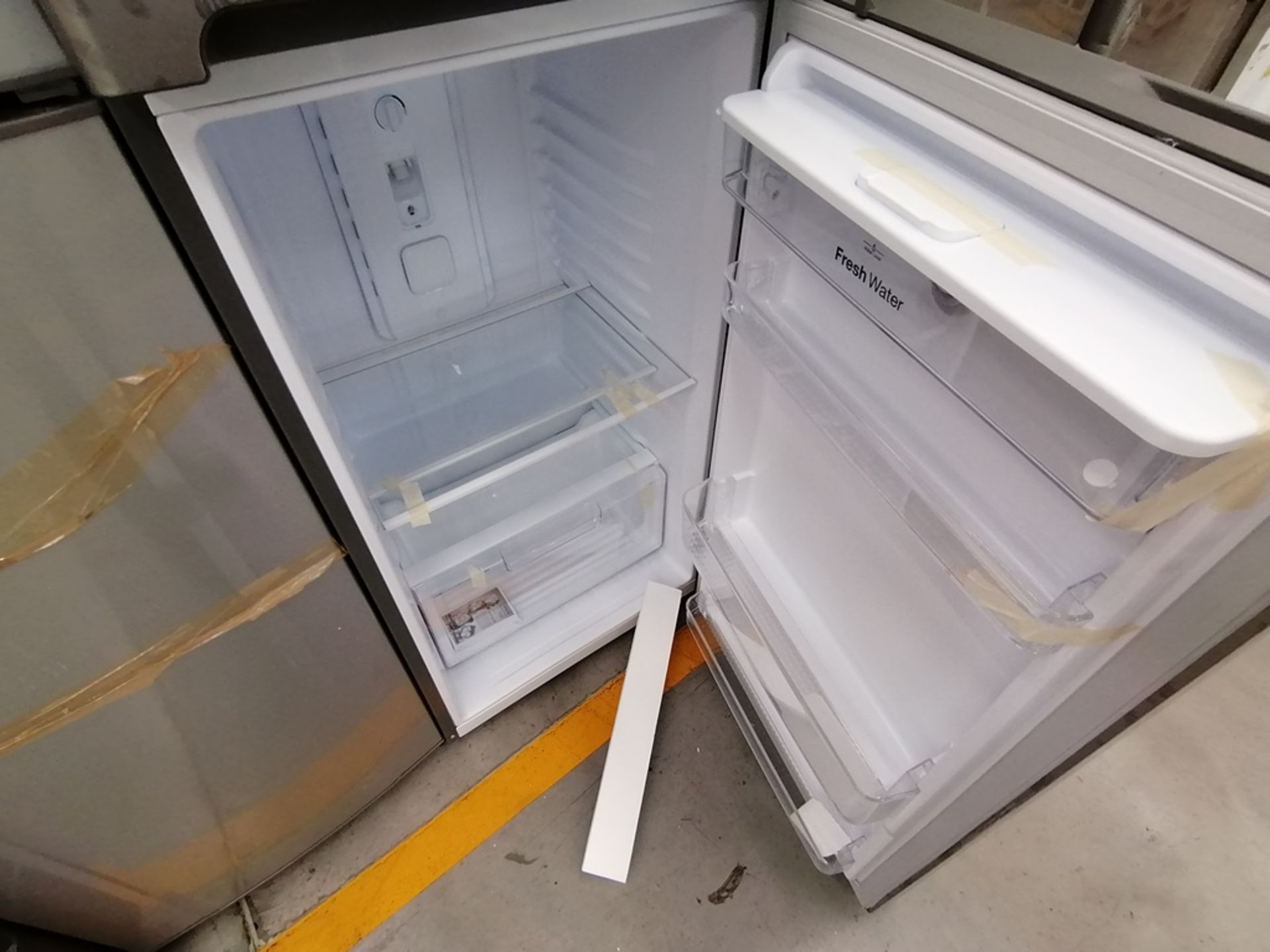Lote de 2 Refrigeradores, Incluye: 1 Refrigerador con dispensador de agua, Marca Winia, Modelo DFR4 - Image 8 of 16