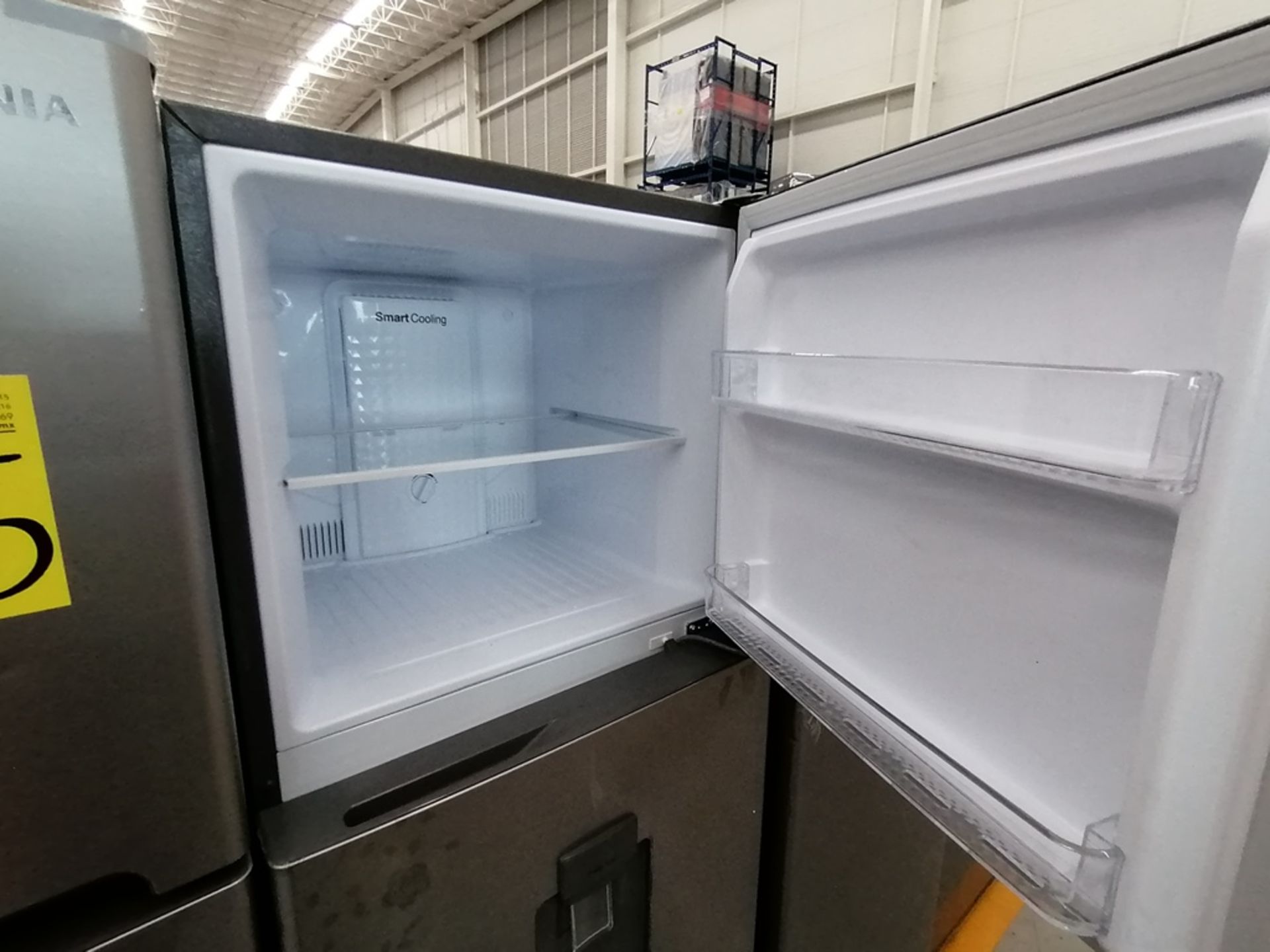 Lote de 2 Refrigeradores, Incluye: 1 Refrigerador con dispensador de agua, Marca Winia, Modelo DFR4 - Image 12 of 16