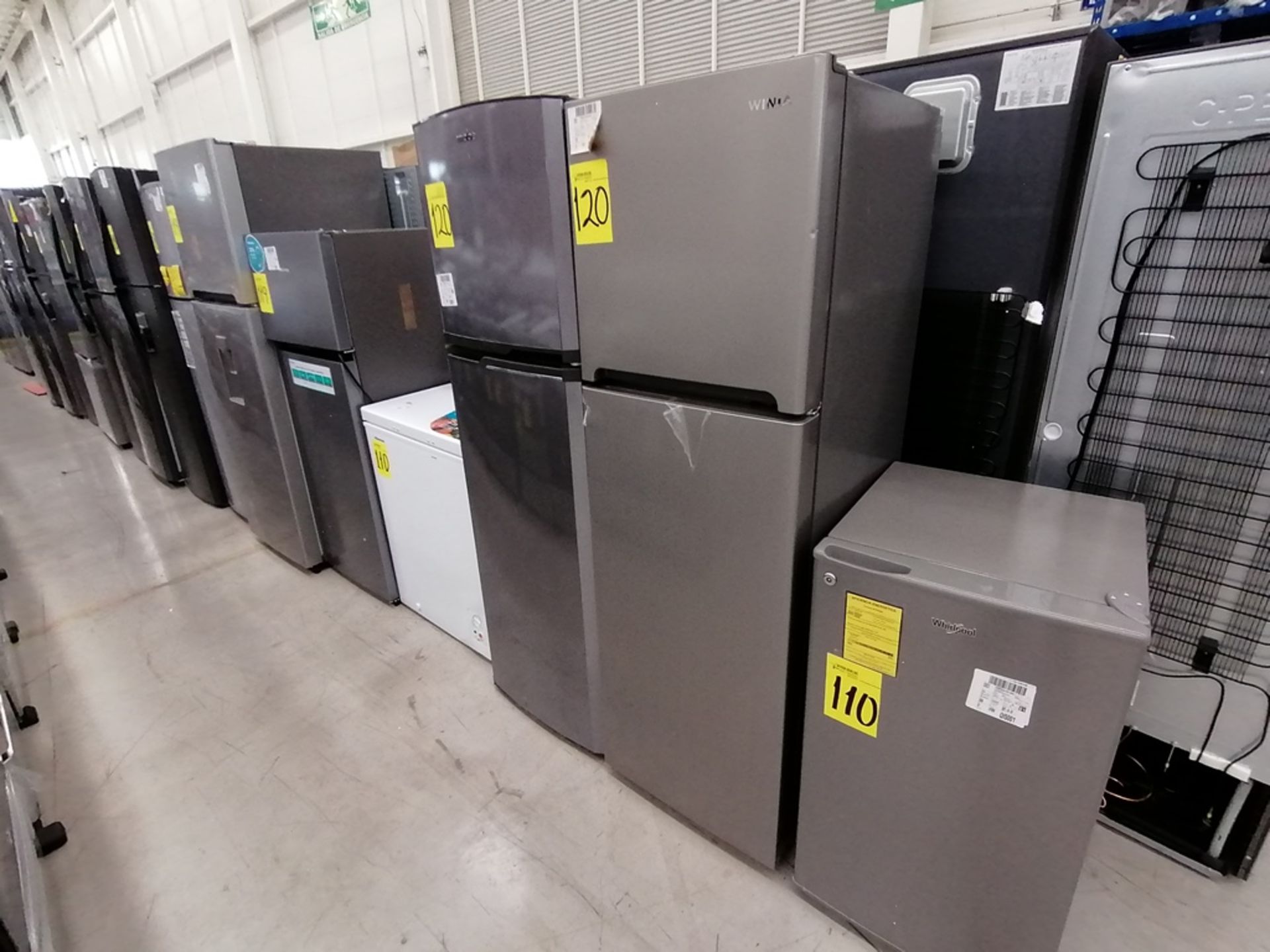Lote de 2 refrigeradores incluye: 1 Refrigerador, Marca Mabe, Modelo RMA1025VNX, Serie 2110B623189, - Image 9 of 17