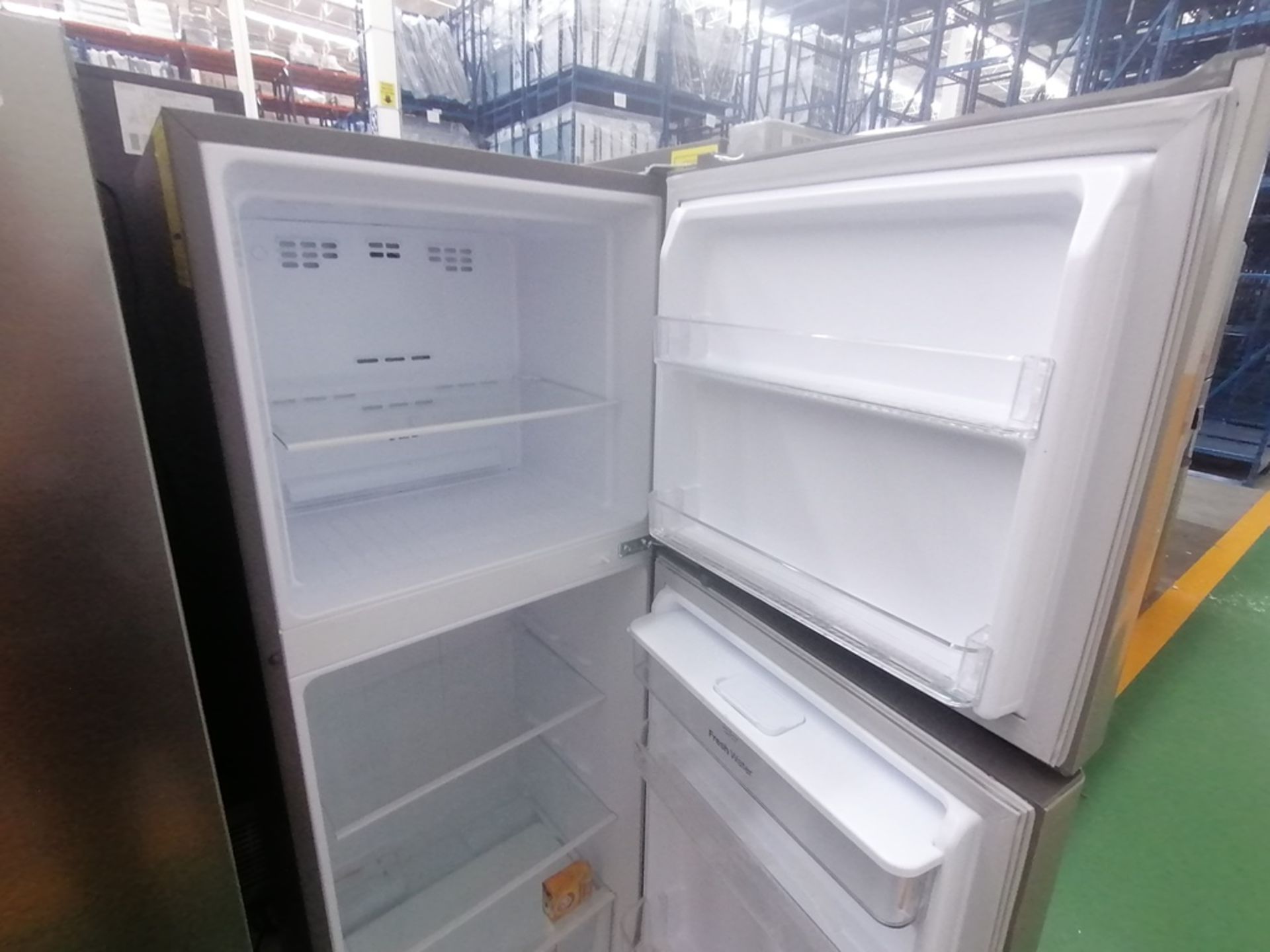 Lote de 2 refrigeradores incluye: 1 Refrigerador con dispensador de agua, Marca Winia, Modelo DFR40 - Image 12 of 16