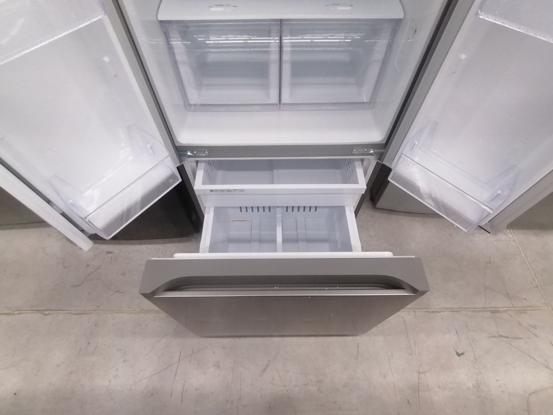 Lote de 2 refrigeradores incluye: 1 Refrigerador, Marca Samsung, Modelo RT22A401059, Serie 8BA84BBR - Image 9 of 15