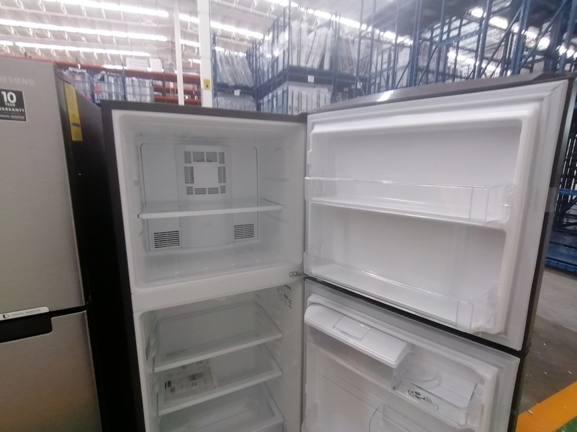 Lote de 2 refrigeradores incluye: 1 Refrigerador con dispensador de agua, Marca Mabe, Modelo RME360 - Image 8 of 15