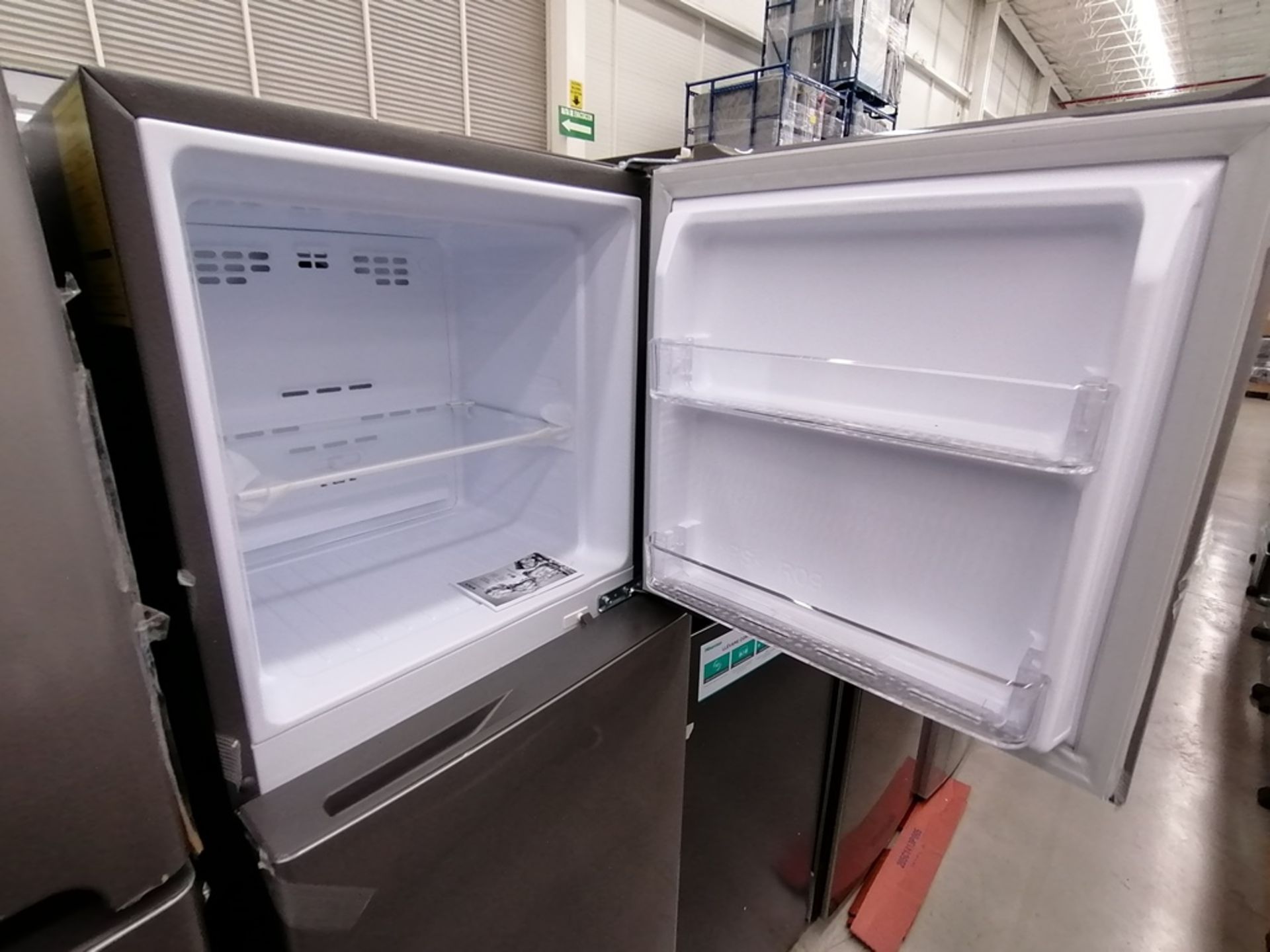 Lote de 2 refrigeradores incluye: 1 Refrigerador, Marca Winia, Modelo DFR25210GN, Serie MR21ZN08401 - Image 11 of 15