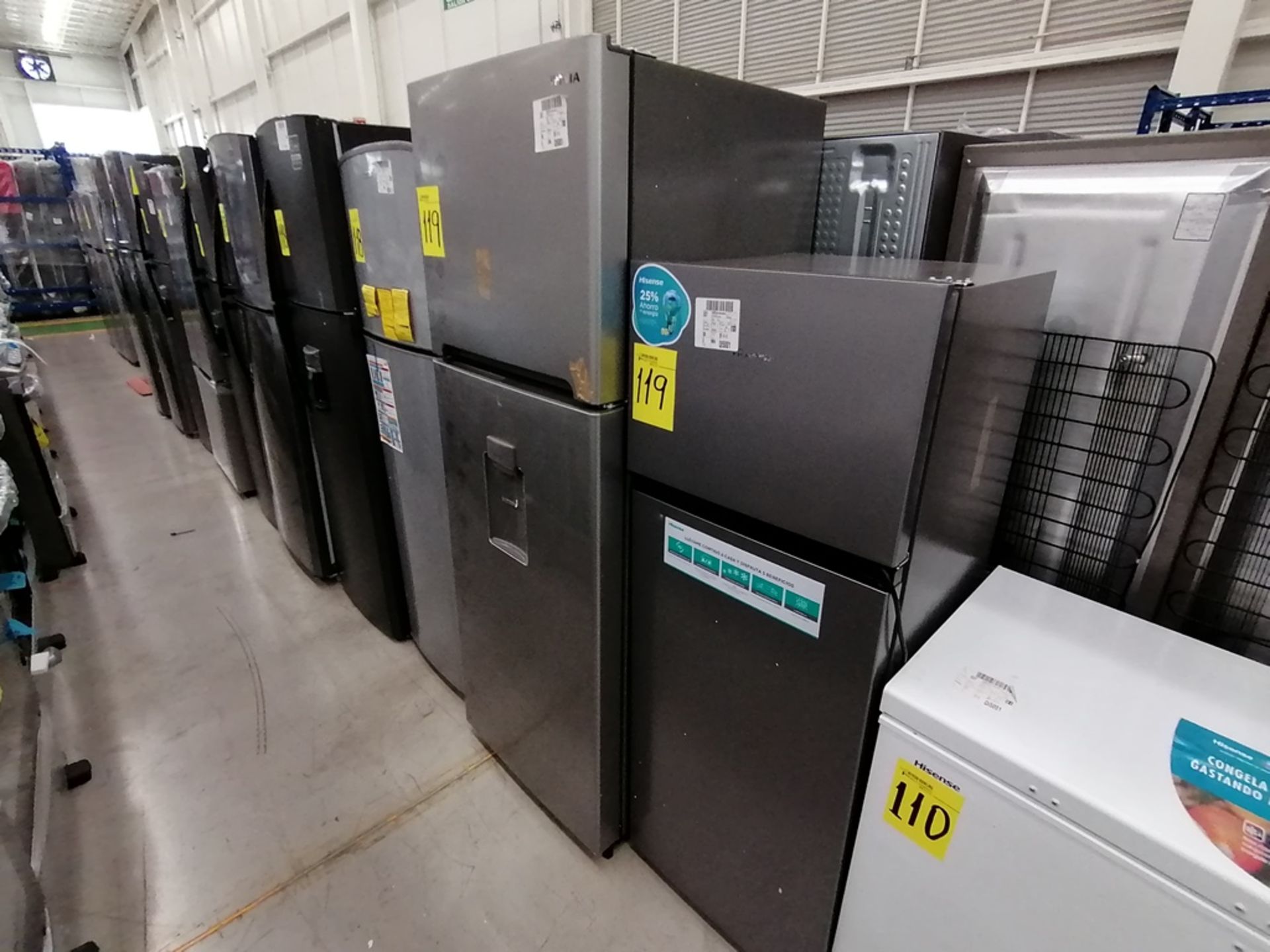 Lote de 2 refrigeradores incluye: 1 Refrigerador, Marca Winia, Modelo DFR40510GNDG, Serie MR21YN107 - Image 8 of 15