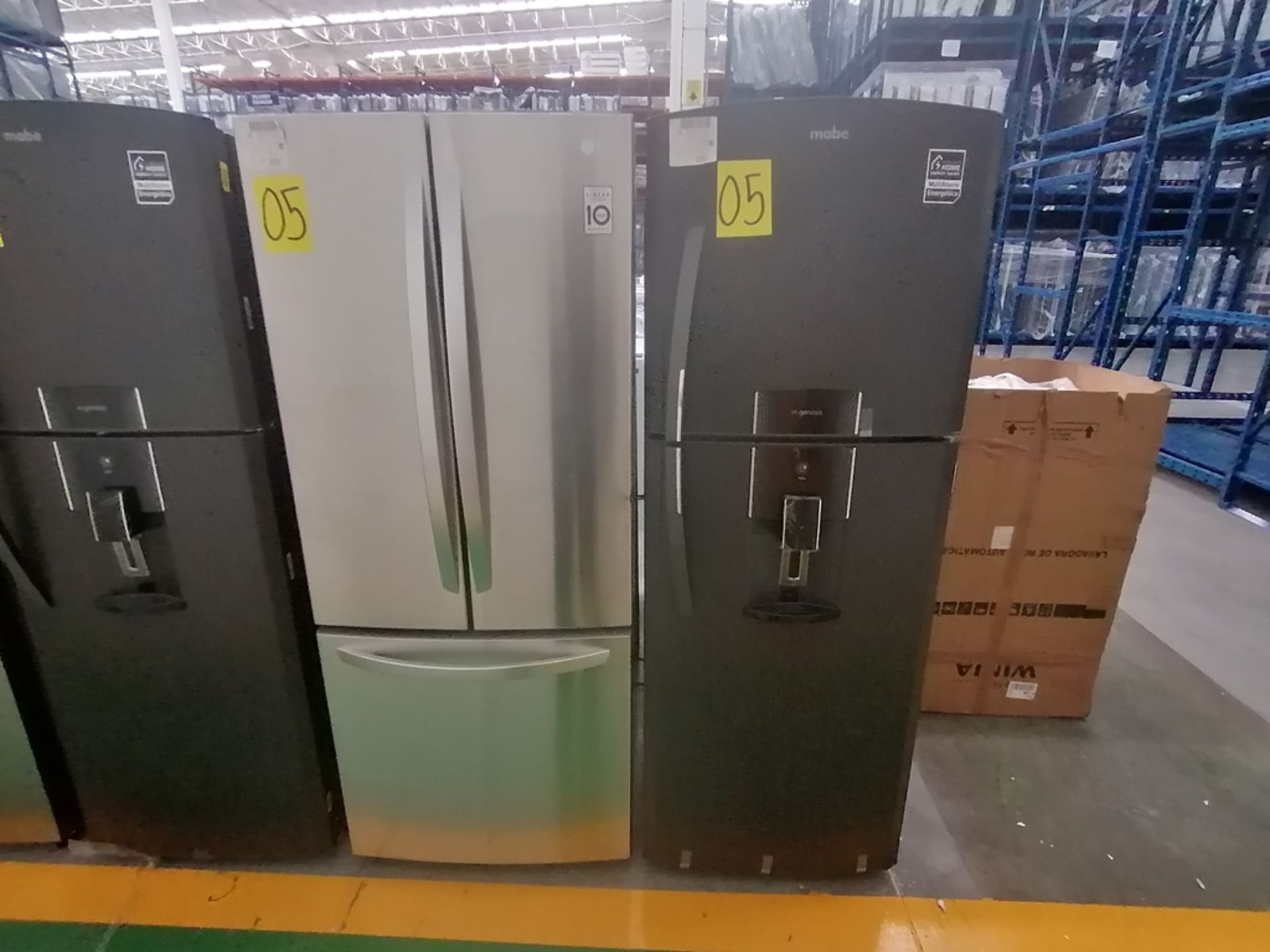 Lote de 2 refrigeradores incluye: 1 Refrigerador con dispensador de agua, Marca Mabe, Modelo RME360 - Image 3 of 15