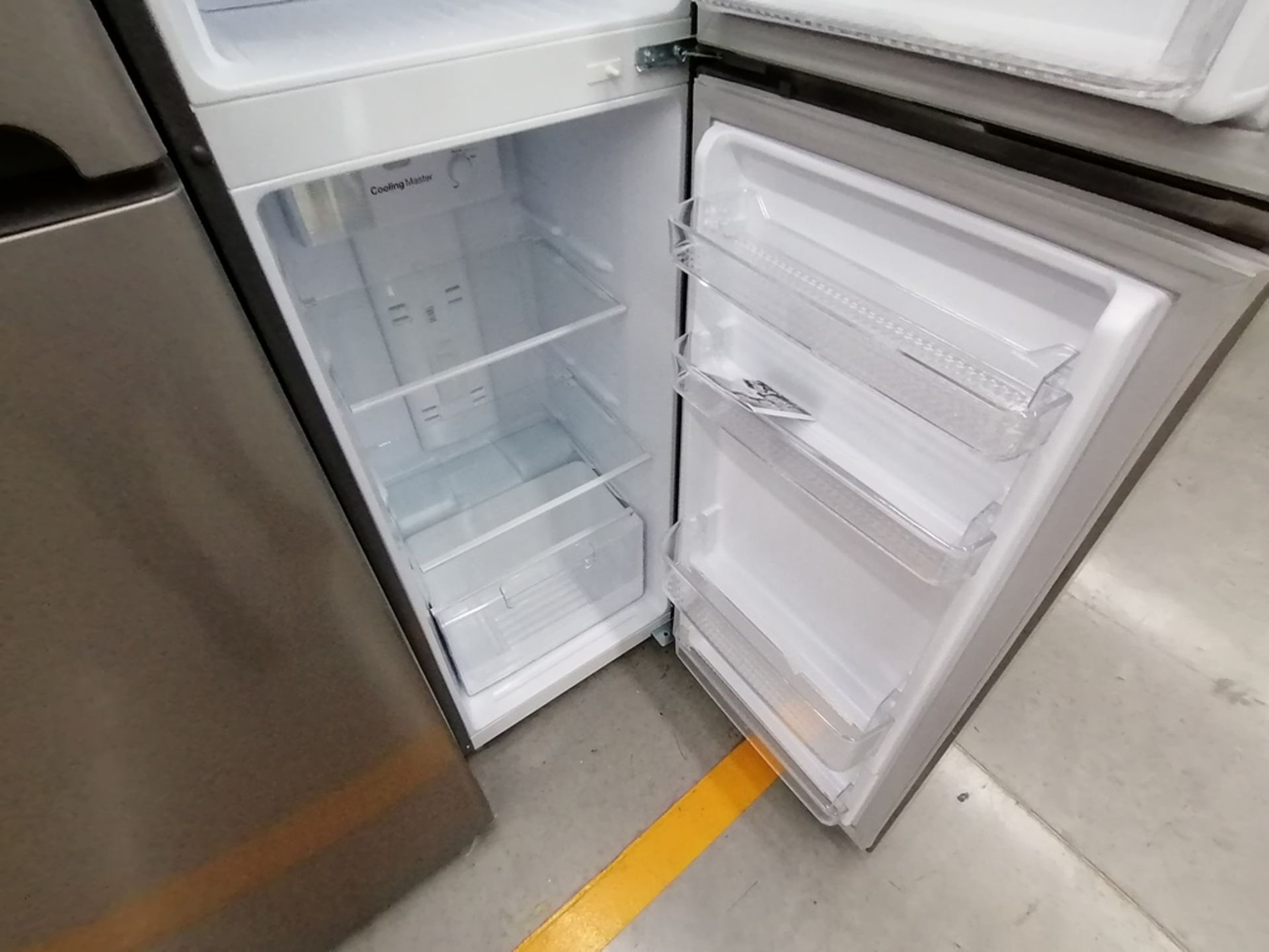 Lote de 2 refrigeradores incluye: 1 Refrigerador, Marca Winia, Modelo DFR25210GN, Serie MR219N11602 - Image 7 of 15