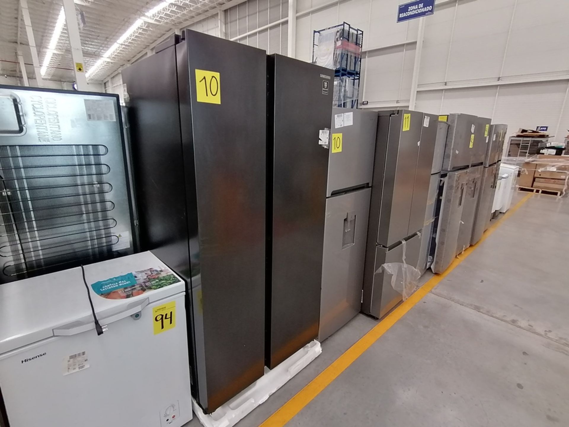 Lote de 2 refrigeradores incluye: 1 Refrigerador, Marca Samsung, Modelo RS28T5B00B1, Serie 0B2V4BAR - Image 2 of 13