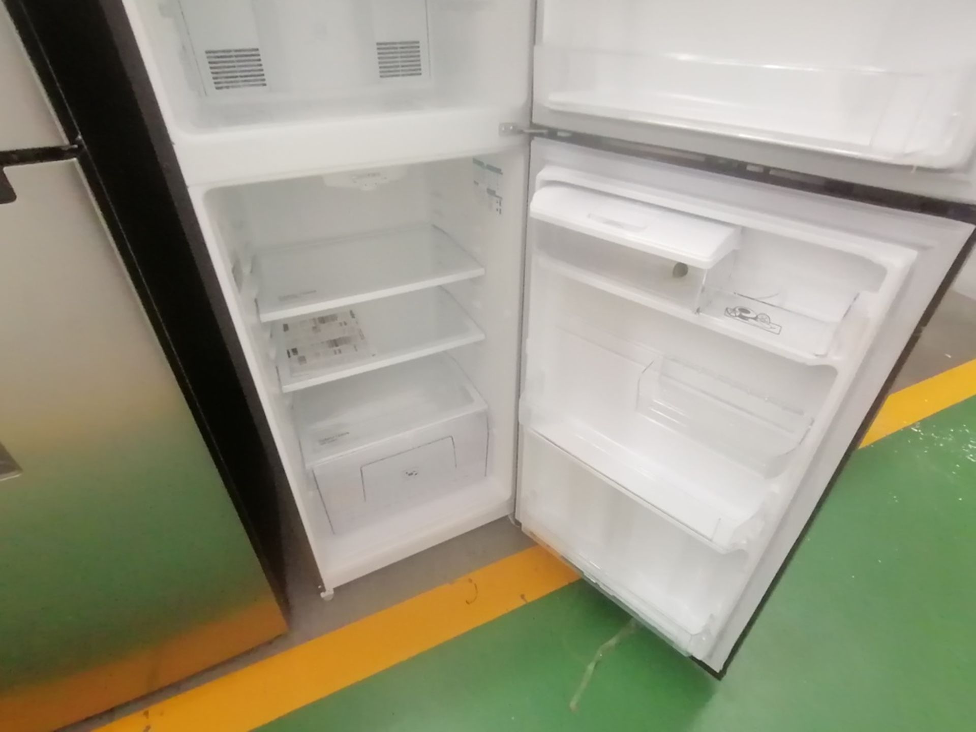 Lote de 2 refrigeradores incluye: 1 Refrigerador con dispensador de agua, Marca Mabe, Modelo RME360 - Image 9 of 15