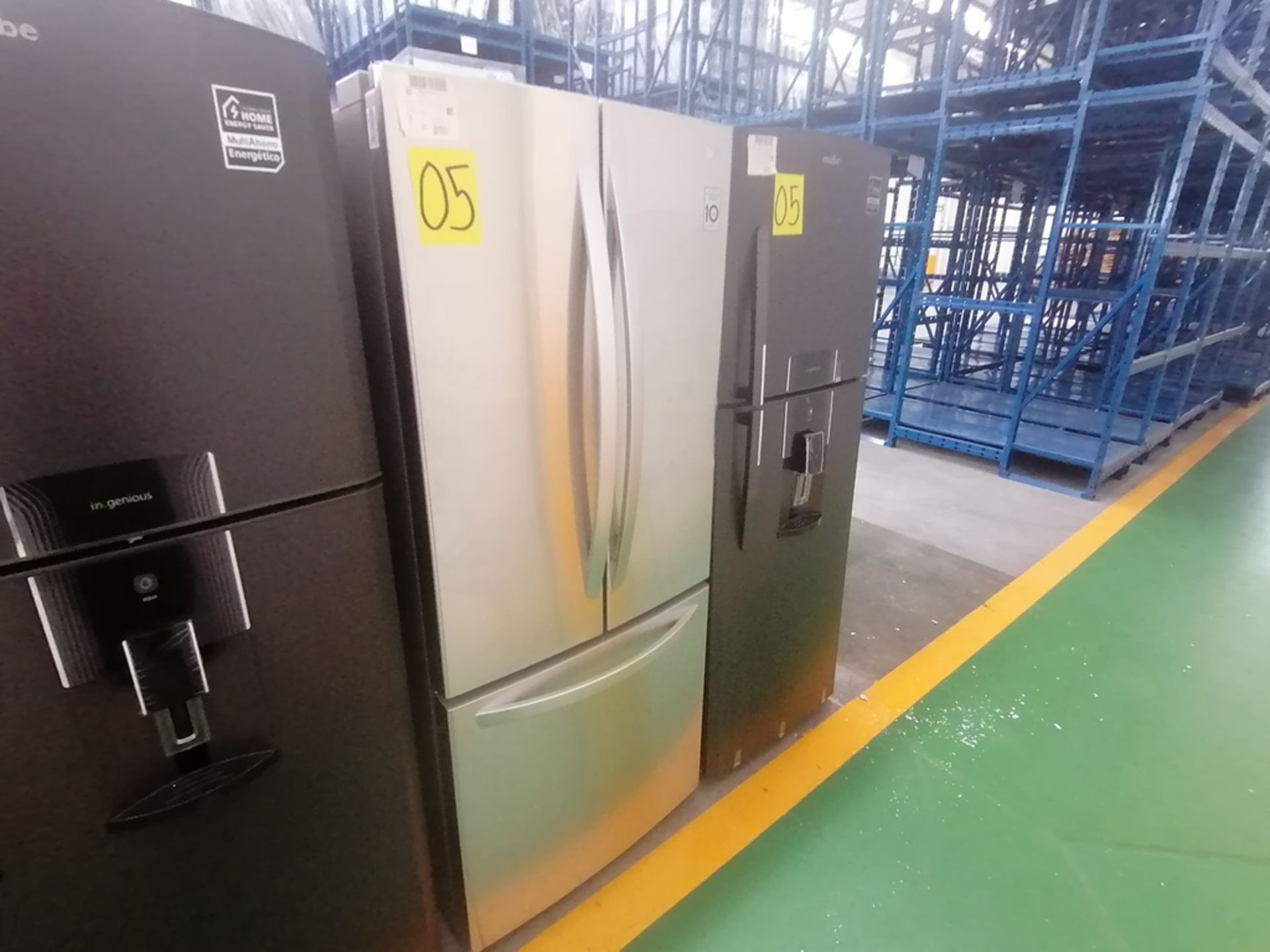 Lote de 2 refrigeradores incluye: 1 Refrigerador con dispensador de agua, Marca Mabe, Modelo RME360 - Image 6 of 15