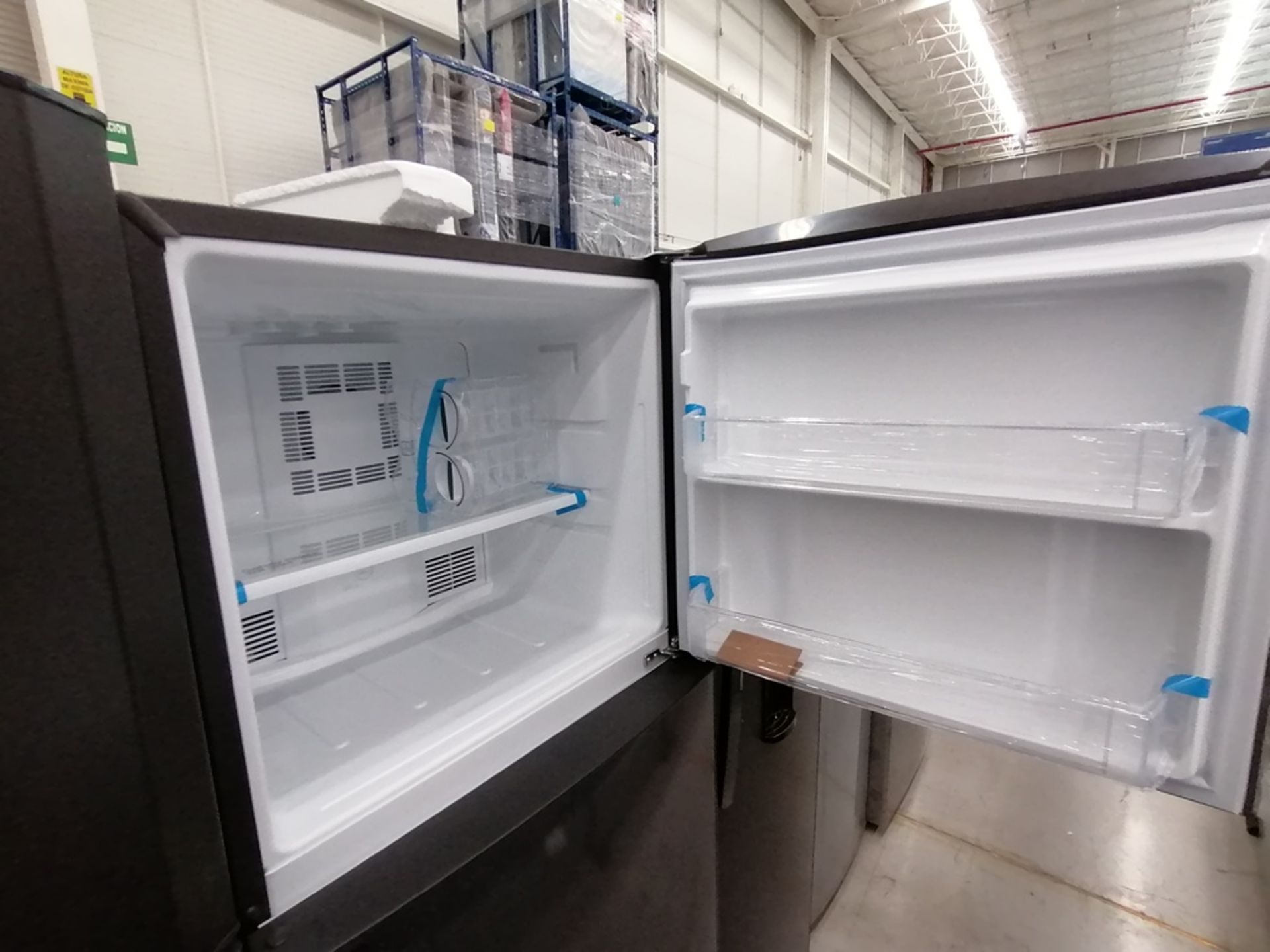 Lote de 2 refrigeradores incluye: 1 Refrigerador con dispensador de agua, Marca Mabe, Modelo RMA300 - Image 13 of 15