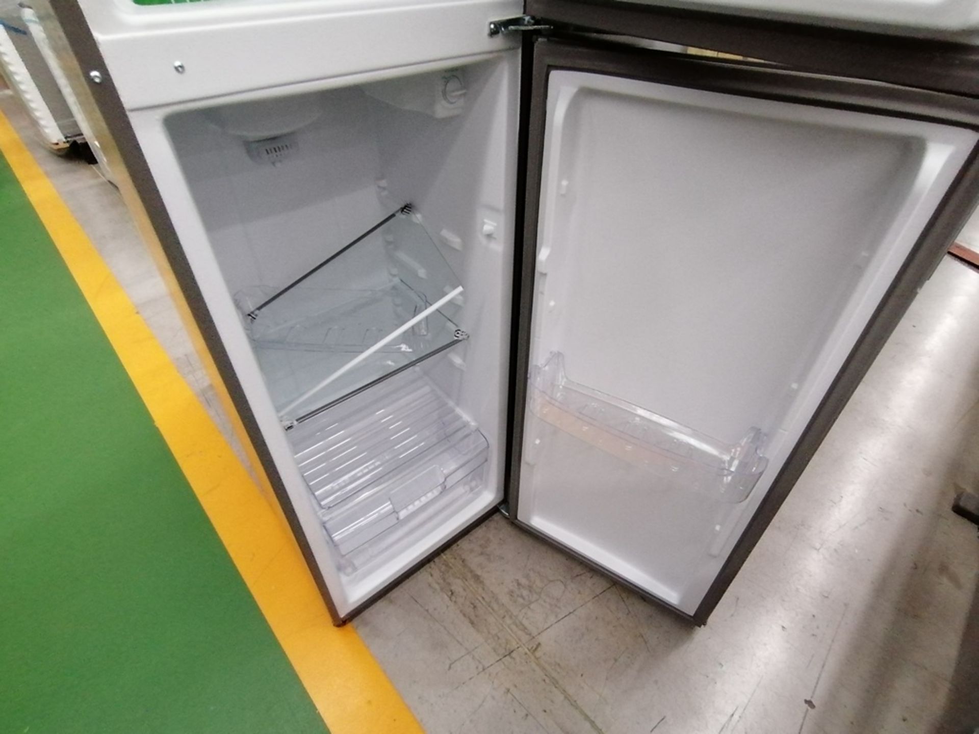 Lote de 2 refrigeradores incluye: 1 Refrigerador, Marca Acros, Modelo AT9007G, Serie VRA4332547, Co - Image 11 of 14