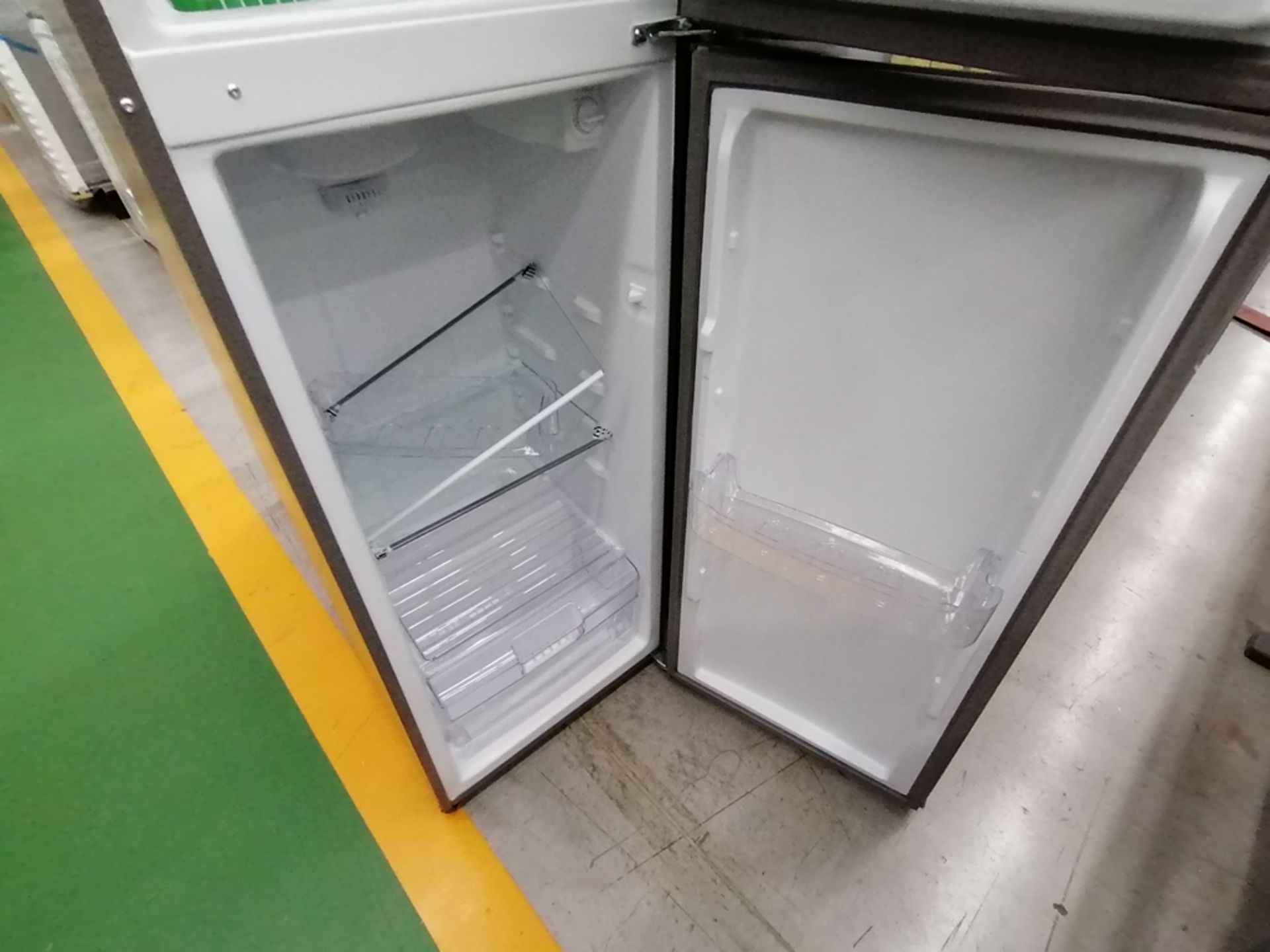 Lote de 2 refrigeradores incluye: 1 Refrigerador, Marca Acros, Modelo AT9007G, Serie VRA4332547, Co - Image 5 of 14