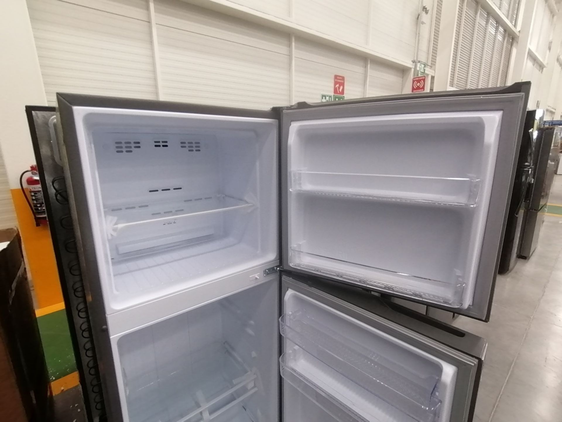 Lote de 2 refrigeradores incluye: 1 Refrigerador con dispensador de agua, Marca Whirlpool, Modelo W - Image 12 of 15