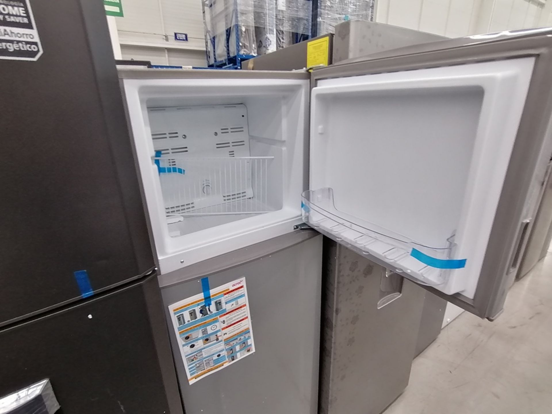 Lote de 2 refrigeradores incluye: 1 Refrigerador con dispensador de agua, Marca Mabe, Modelo RMA300 - Image 6 of 15