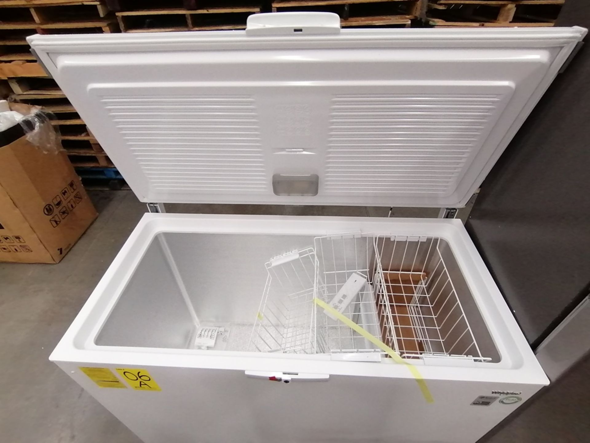 1 Congelador horizontal marca Whirlpool, Modelo WC16016Q, Serie 754959966031, Color Blanco, Golpead - Image 8 of 9