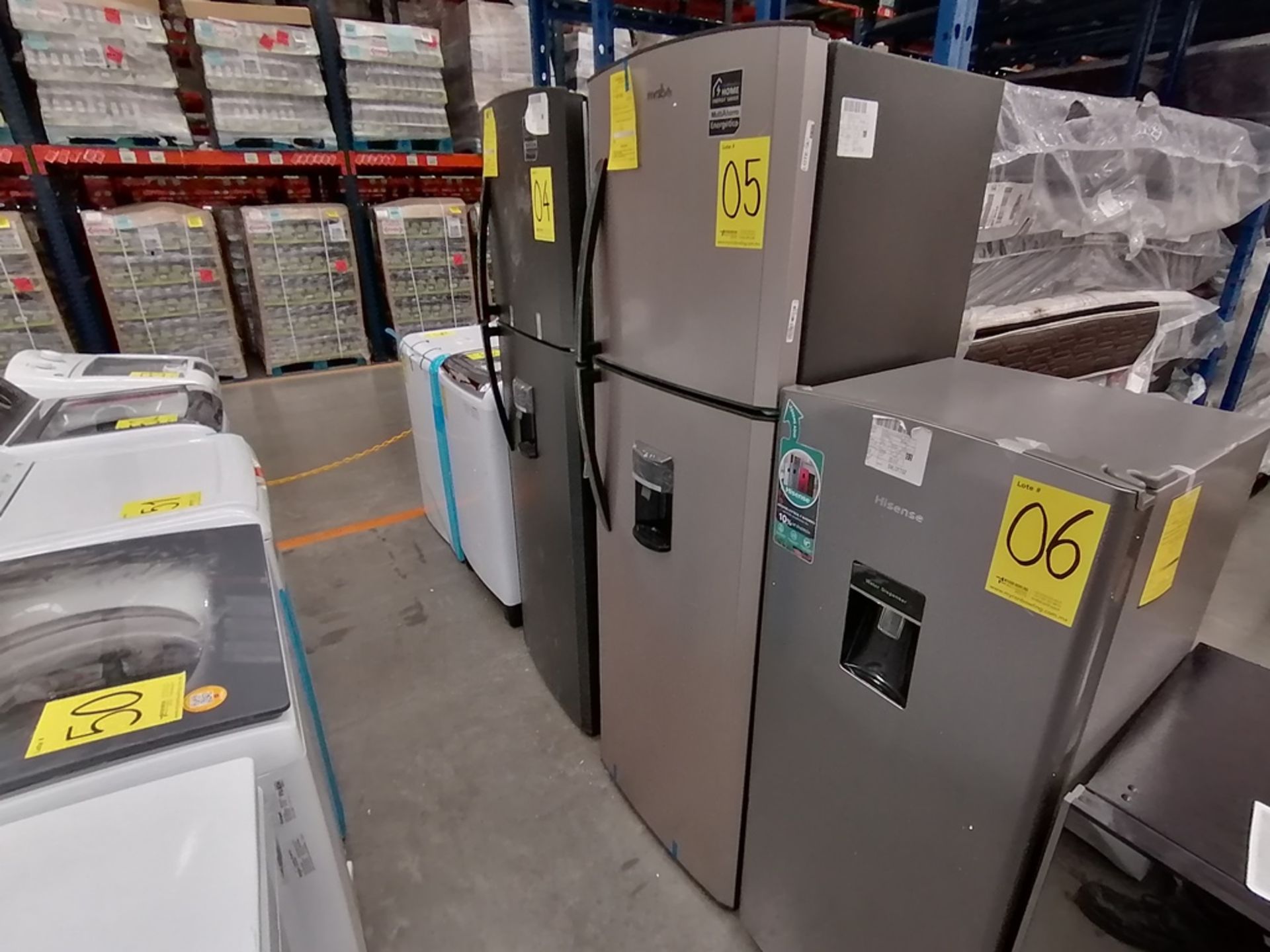 1 Refrigerador con dispensador de agua, Marca Mabe, Modelo RMA300FJMR, Serie 2111B711071, Color Gri