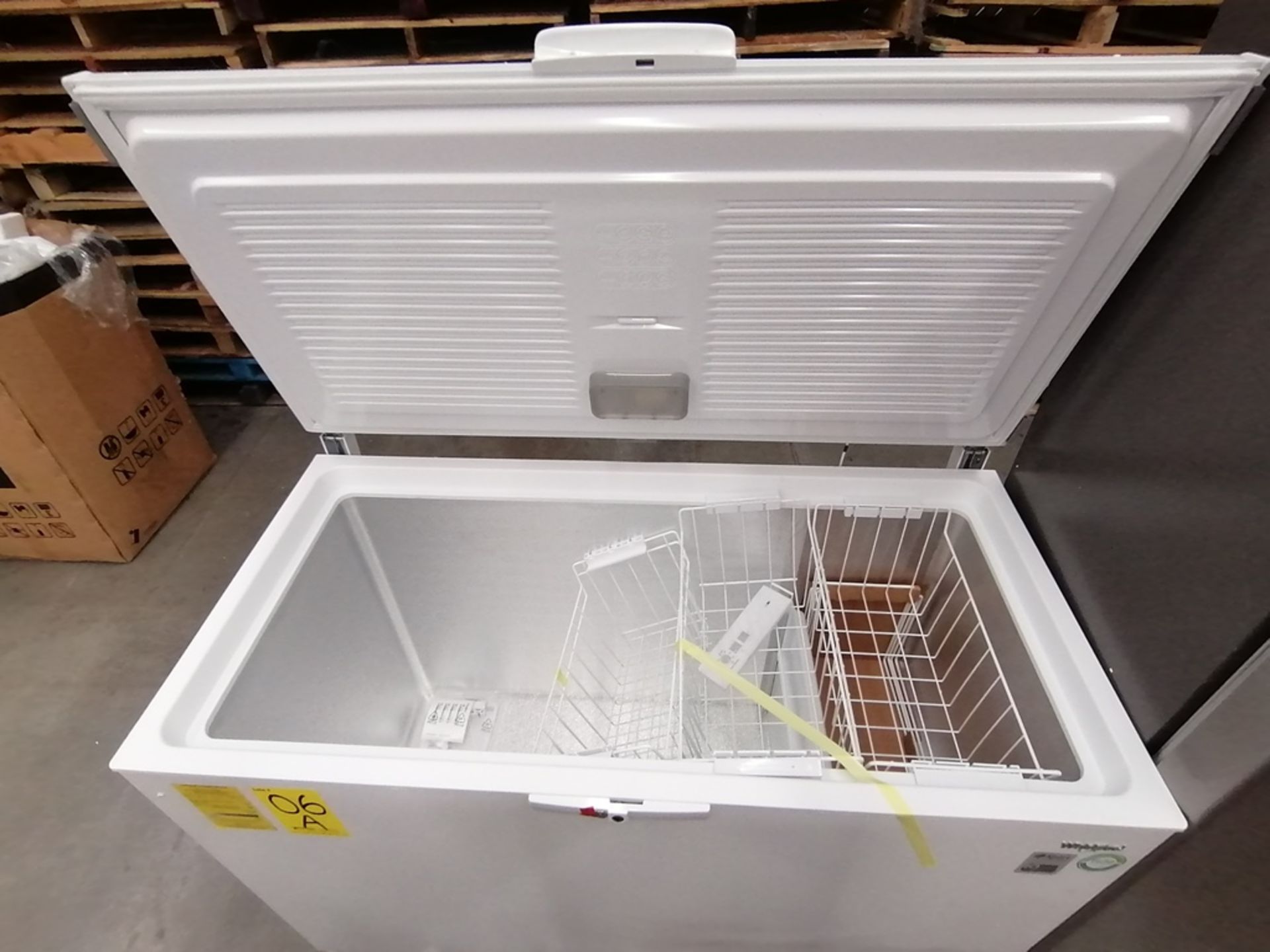 1 Congelador horizontal marca Whirlpool, Modelo WC16016Q, Serie 754959966031, Color Blanco, Golpead - Image 7 of 9