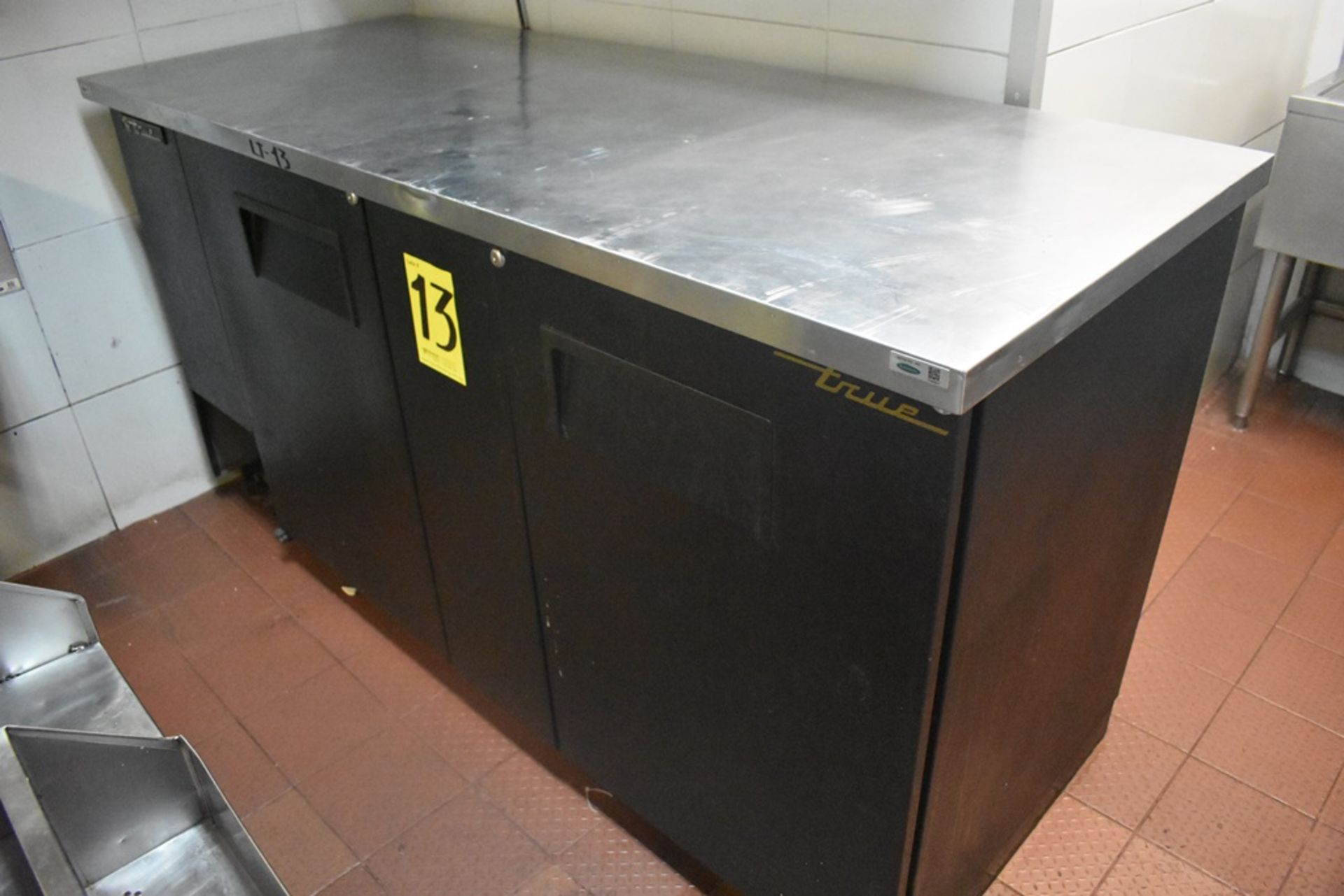 Mesa de trabajo refrigerada con cubierta en acero inoxidable marca True, modelo TBB-3, número de se