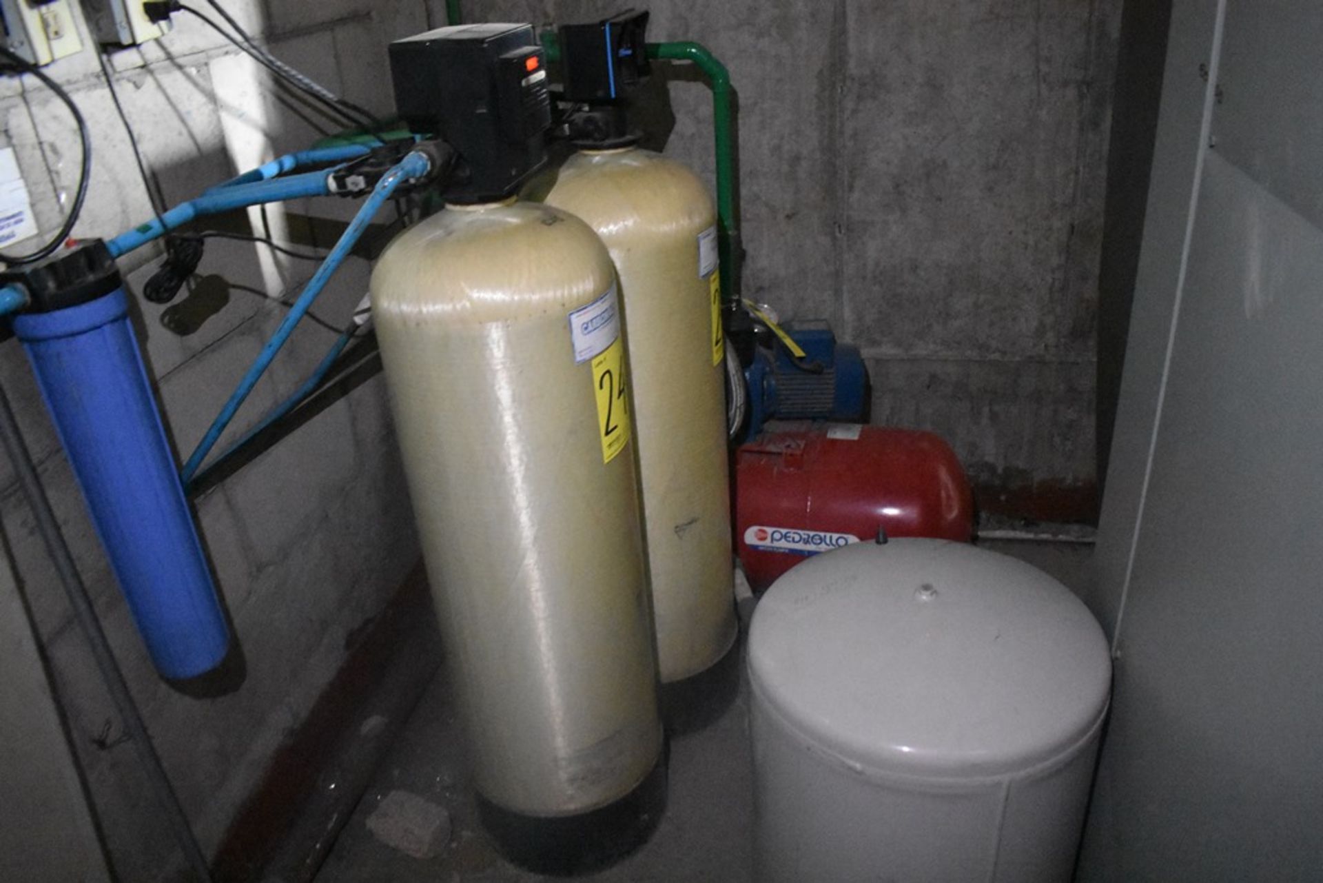 Sistema de filtración de agua marca Lalvaky, que incluye un sistema hidroneumático marca Pedrollo,
